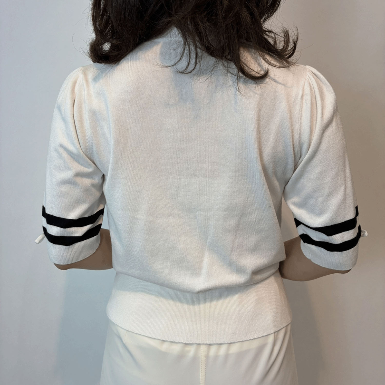 Super Beauty 胸元バラ刺しゅう入りの半袖セーター - 画像6