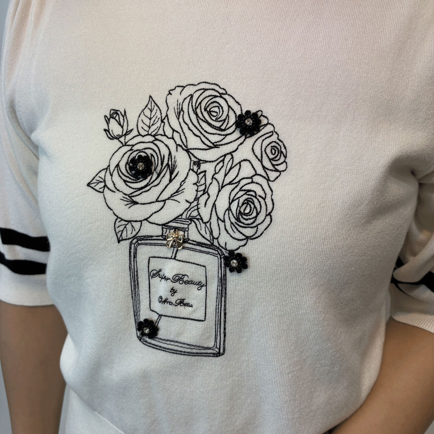 Super Beauty 胸元バラ刺しゅう入りの半袖セーター - 画像7