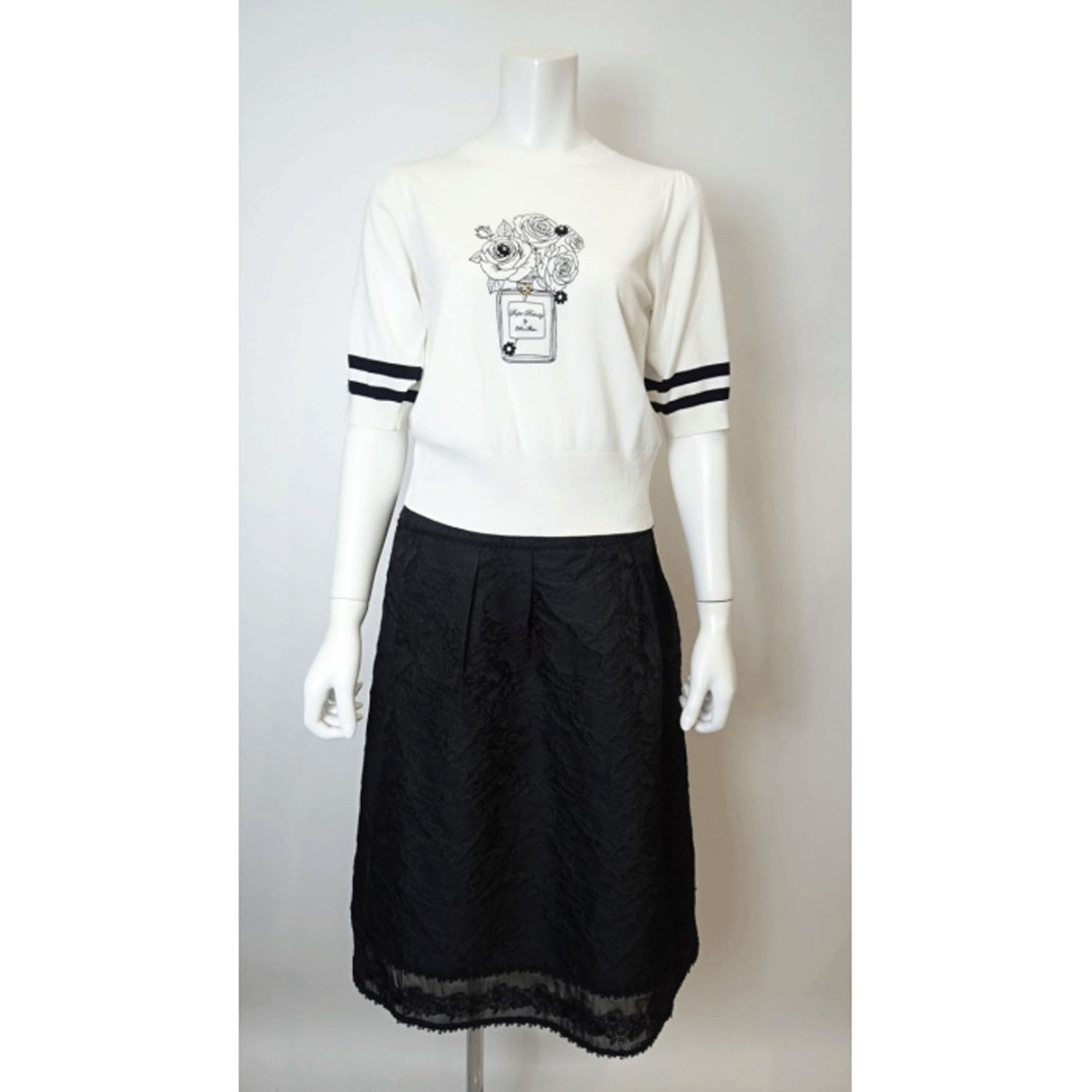 Super Beauty 胸元バラ刺しゅう入りの半袖セーター - 画像10