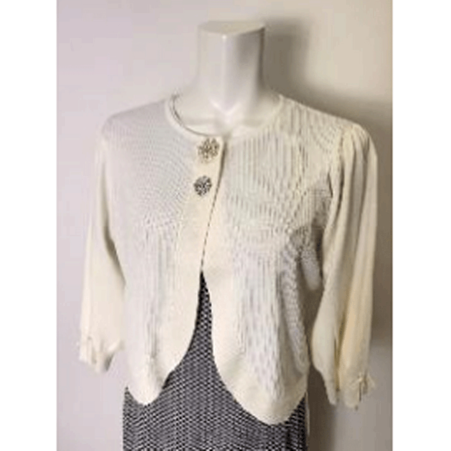 【4月初旬入荷予定】Super Beauty ジュエルボタン付きふんわりギャザー袖ニットボレロ - 画像1