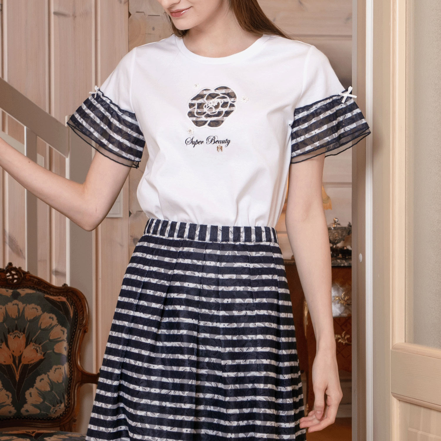 【3月下旬入荷予定】Super Beauty 胸元花刺しゅう袖ボーダー柄フリルTシャツ - 画像2