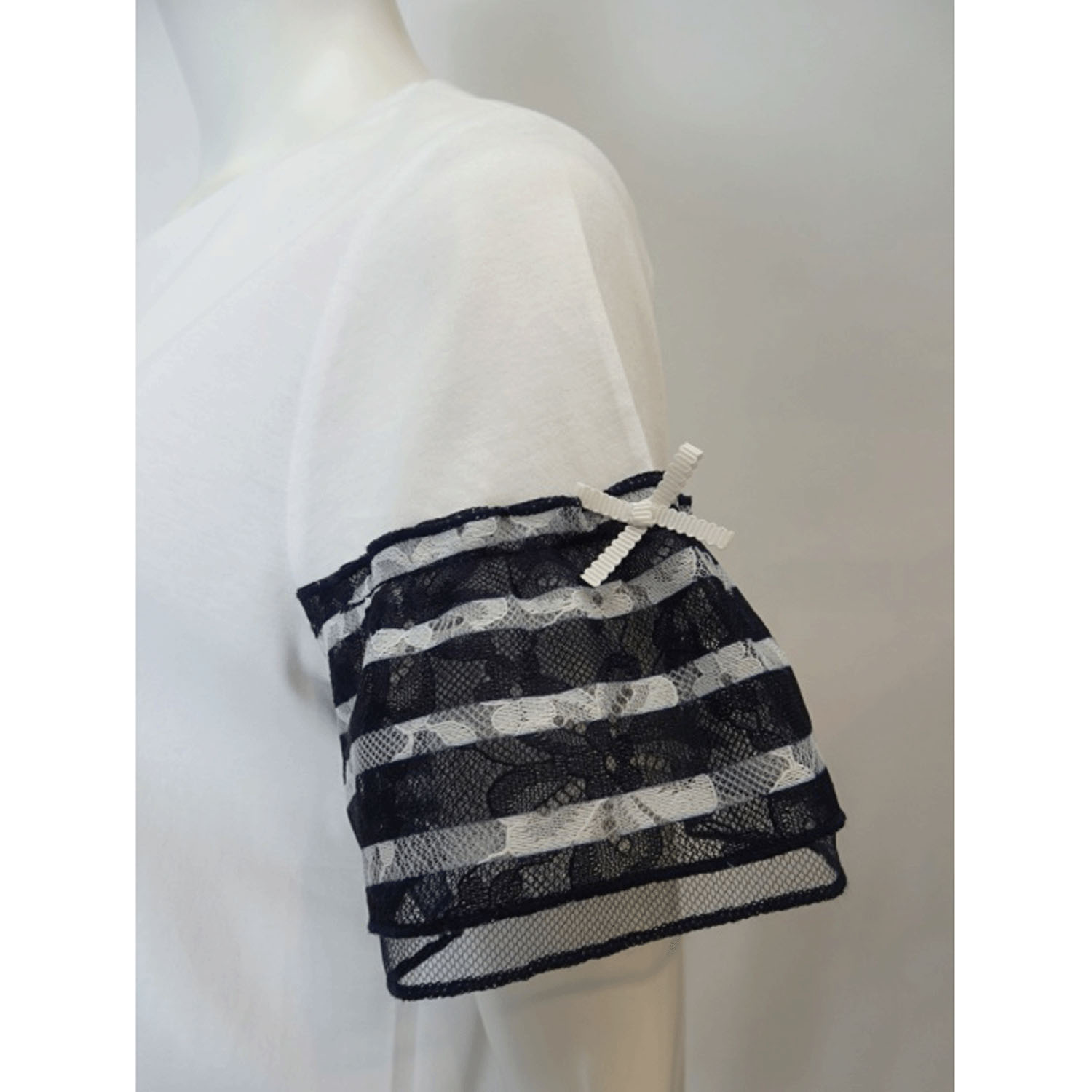 【3月下旬入荷予定】Super Beauty 胸元花刺しゅう袖ボーダー柄フリルTシャツ - 画像11