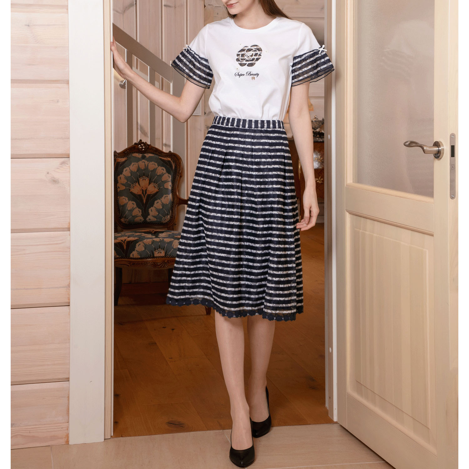 【3月下旬入荷予定】Super Beauty 胸元花刺しゅう袖ボーダー柄フリルTシャツ - 画像3