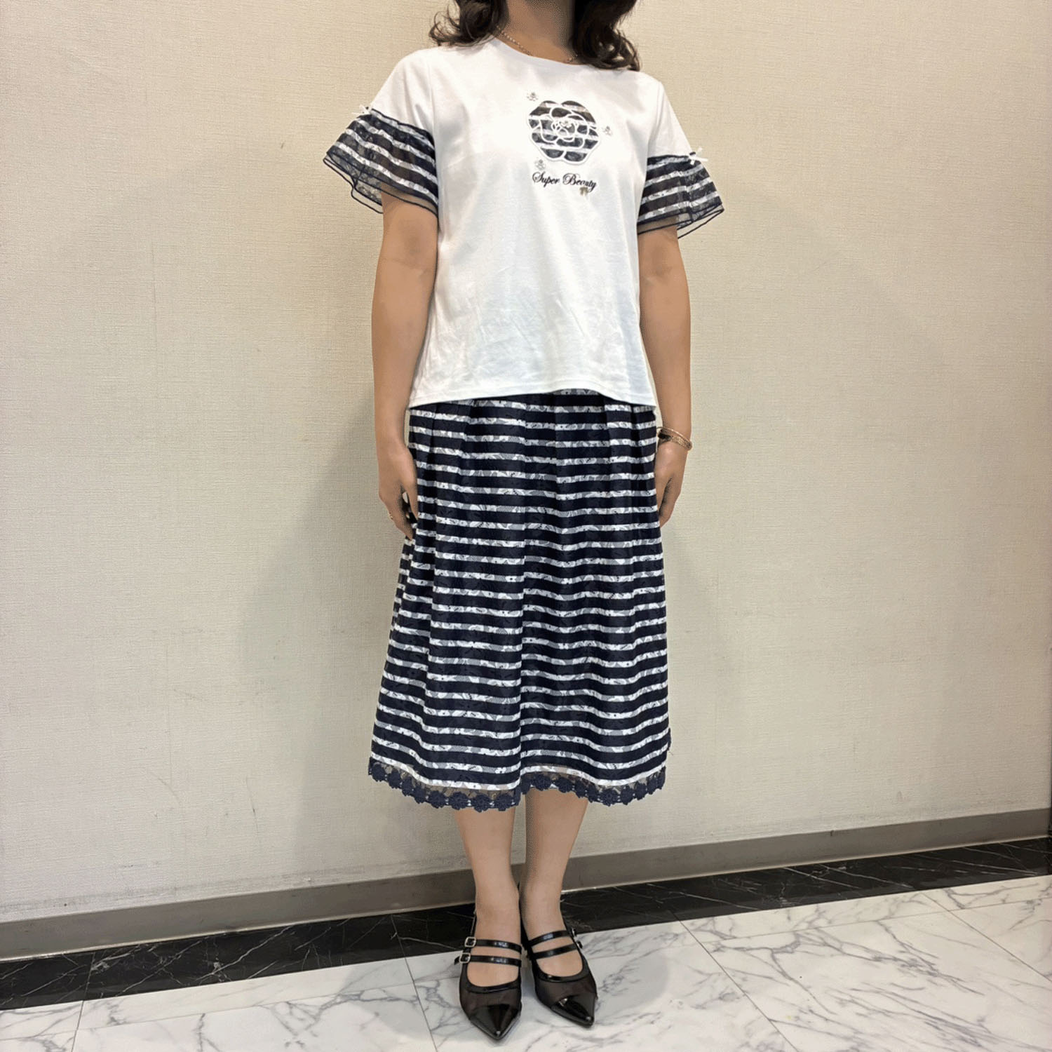 【3月下旬入荷予定】Super Beauty 胸元花刺しゅう袖ボーダー柄フリルTシャツ - 画像7