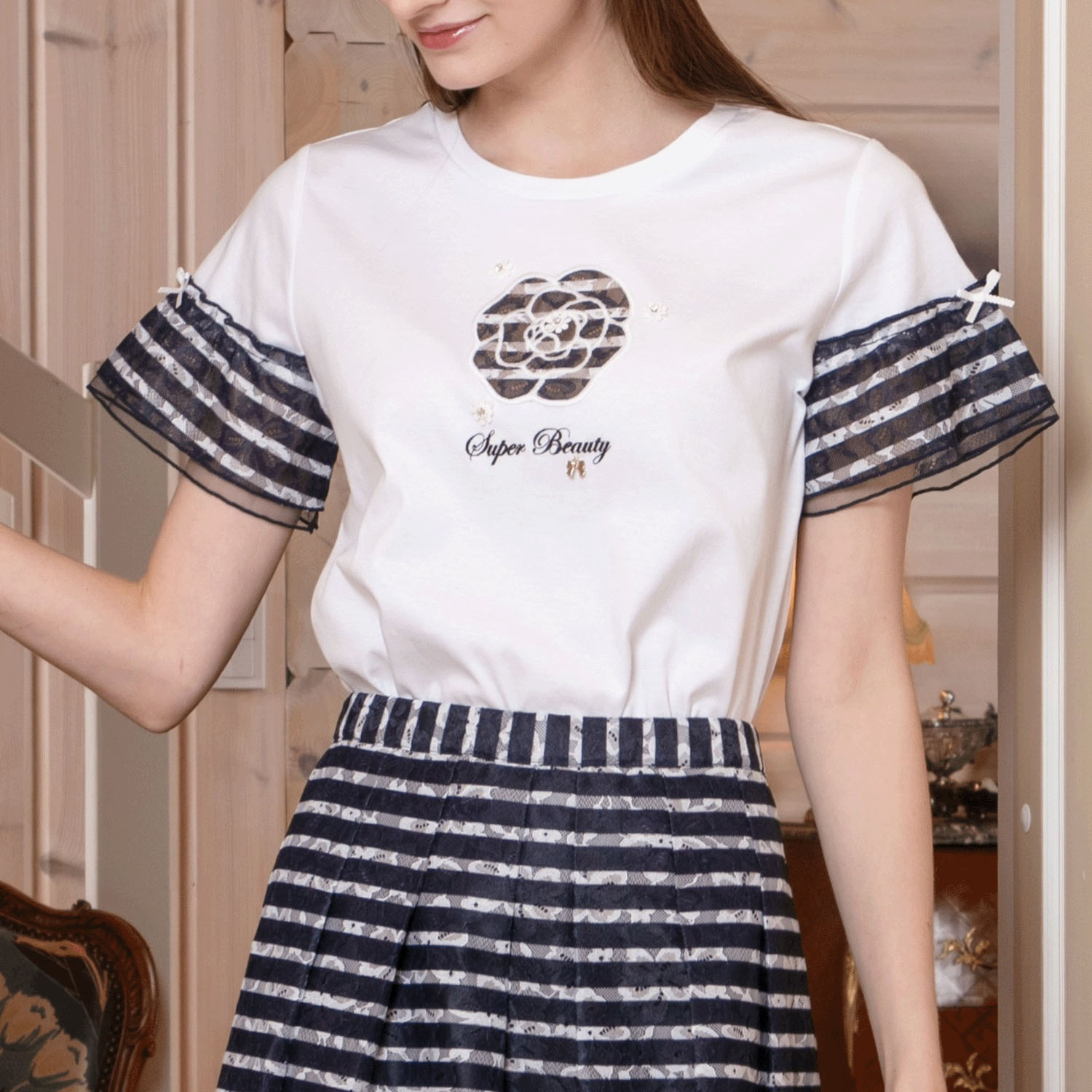 【3月下旬入荷予定】Super Beauty 胸元花刺しゅう袖ボーダー柄フリルTシャツ - 画像1