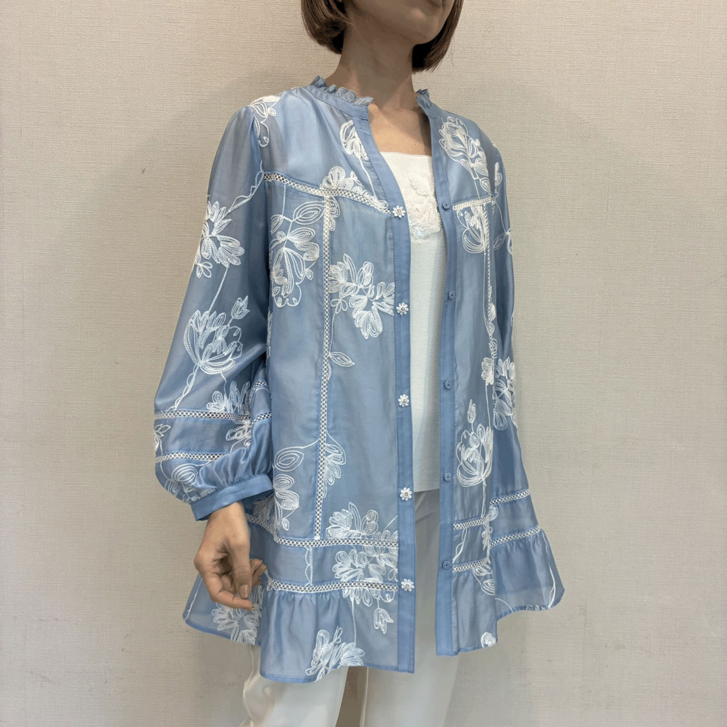 Super Beauty 花刺しゅう入り パフ袖ブラウス - 画像3