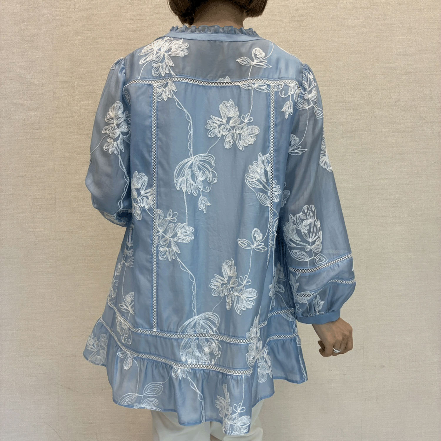 Super Beauty 花刺しゅう入り パフ袖ブラウス - 画像4