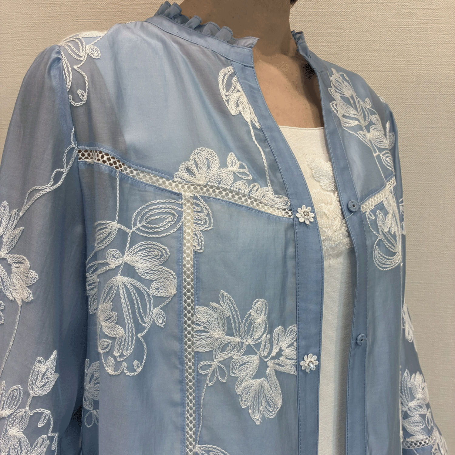 Super Beauty 花刺しゅう入り パフ袖ブラウス - 画像5