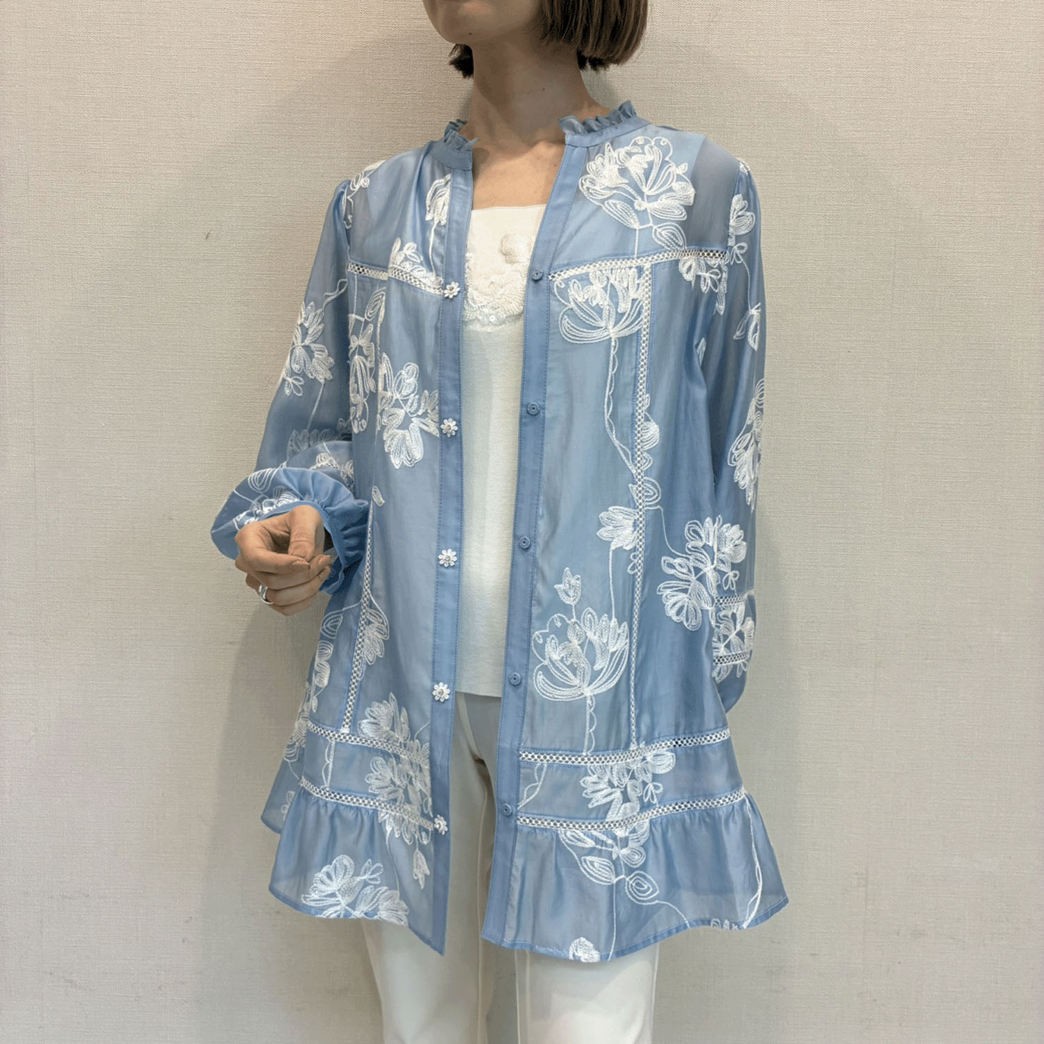 Super Beauty 花刺しゅう入り パフ袖ブラウス