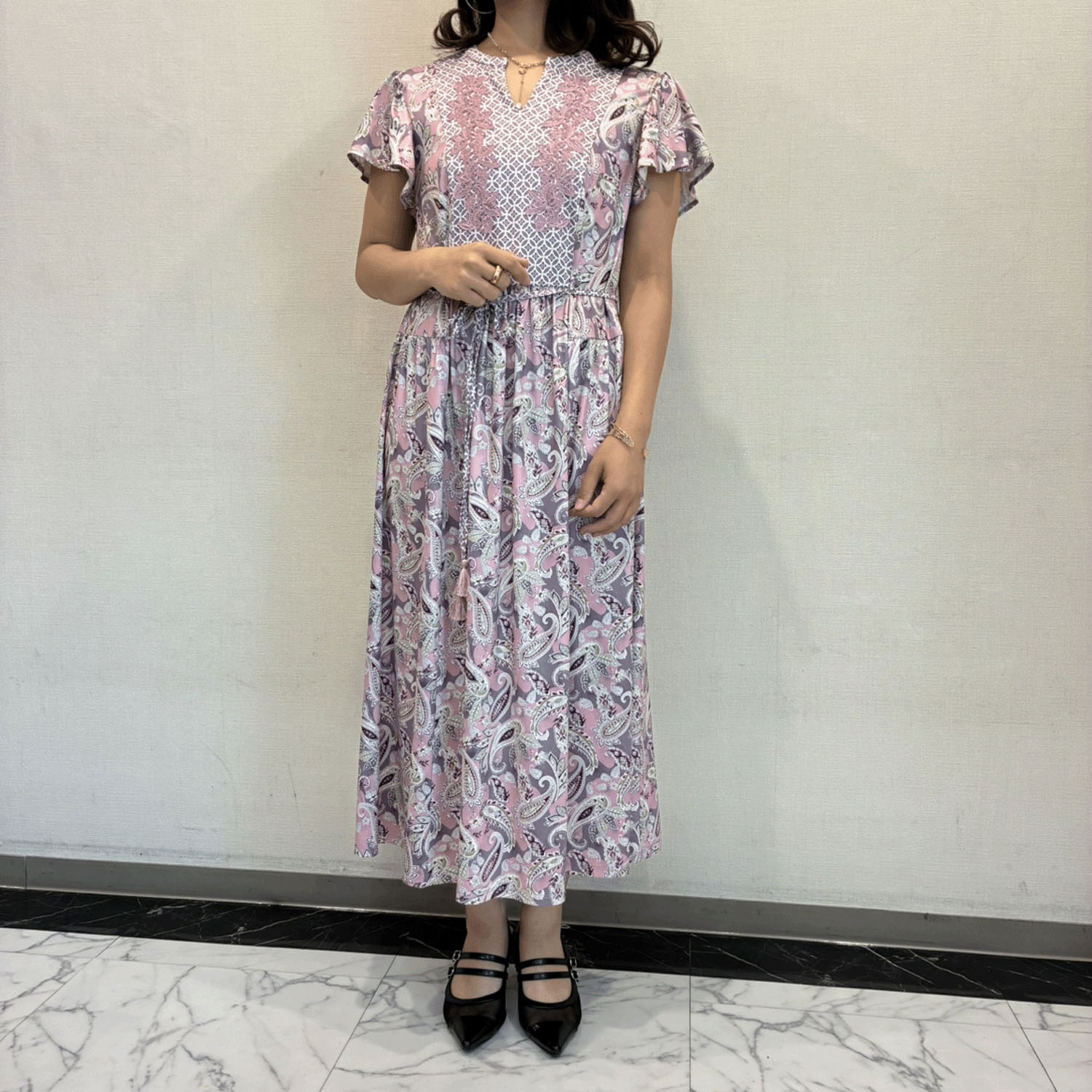 【4月下旬入荷予定】Super Beauty 胸元レース×スリット入りペイズリー柄切替ワンピース - 画像4