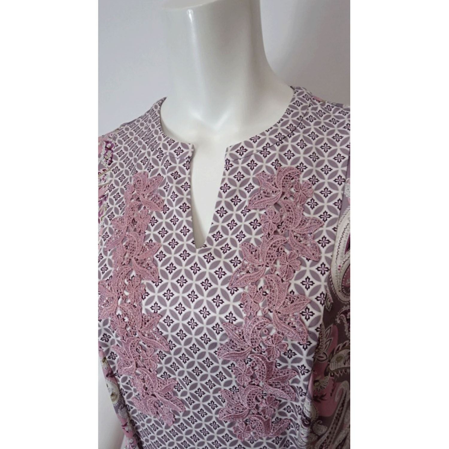 【4月下旬入荷予定】Super Beauty 胸元レース×スリット入りペイズリー柄切替ワンピース - 画像10