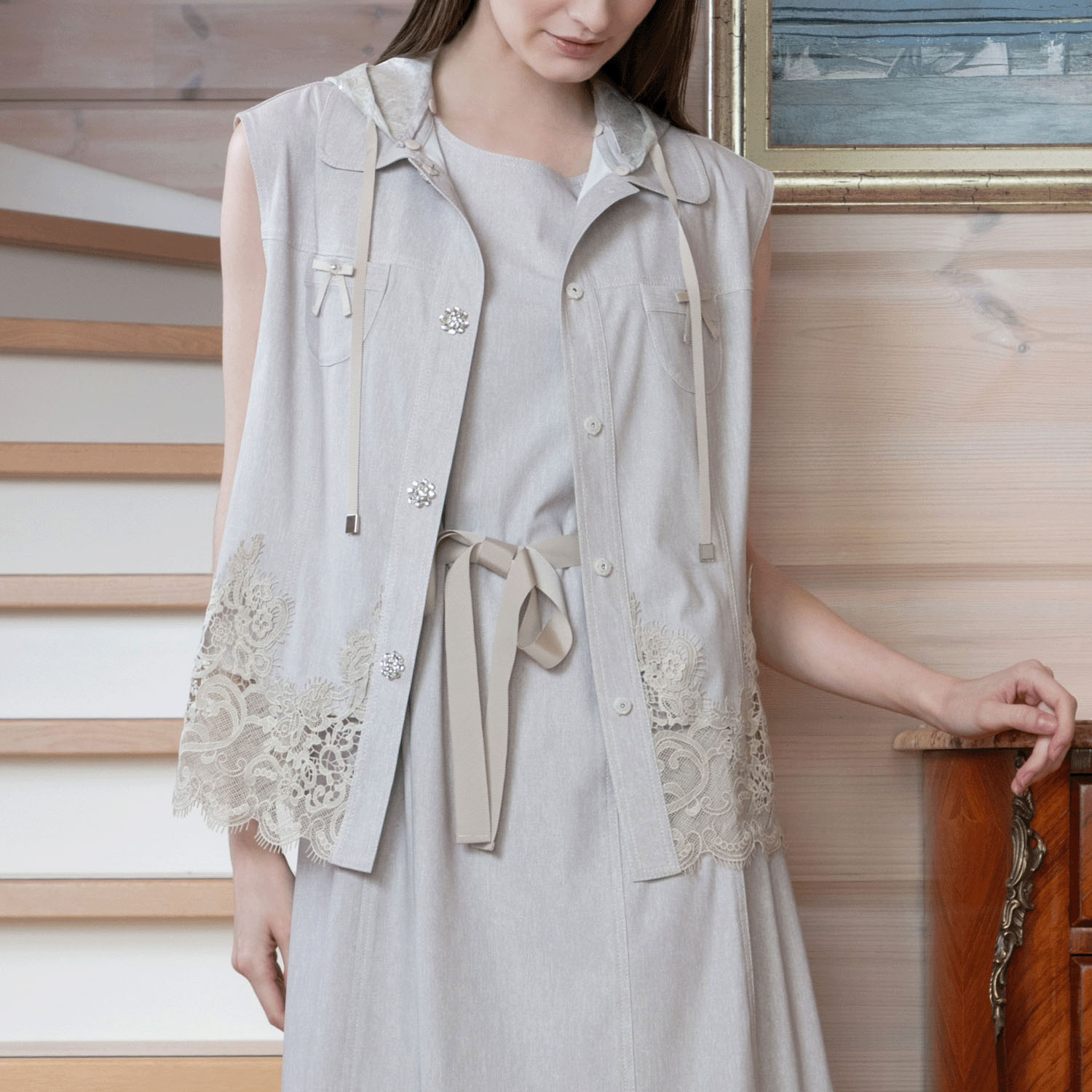 【2月下旬入荷予定】Super Beauty 裾レース切替転写素材フード着脱式ベスト - 画像2