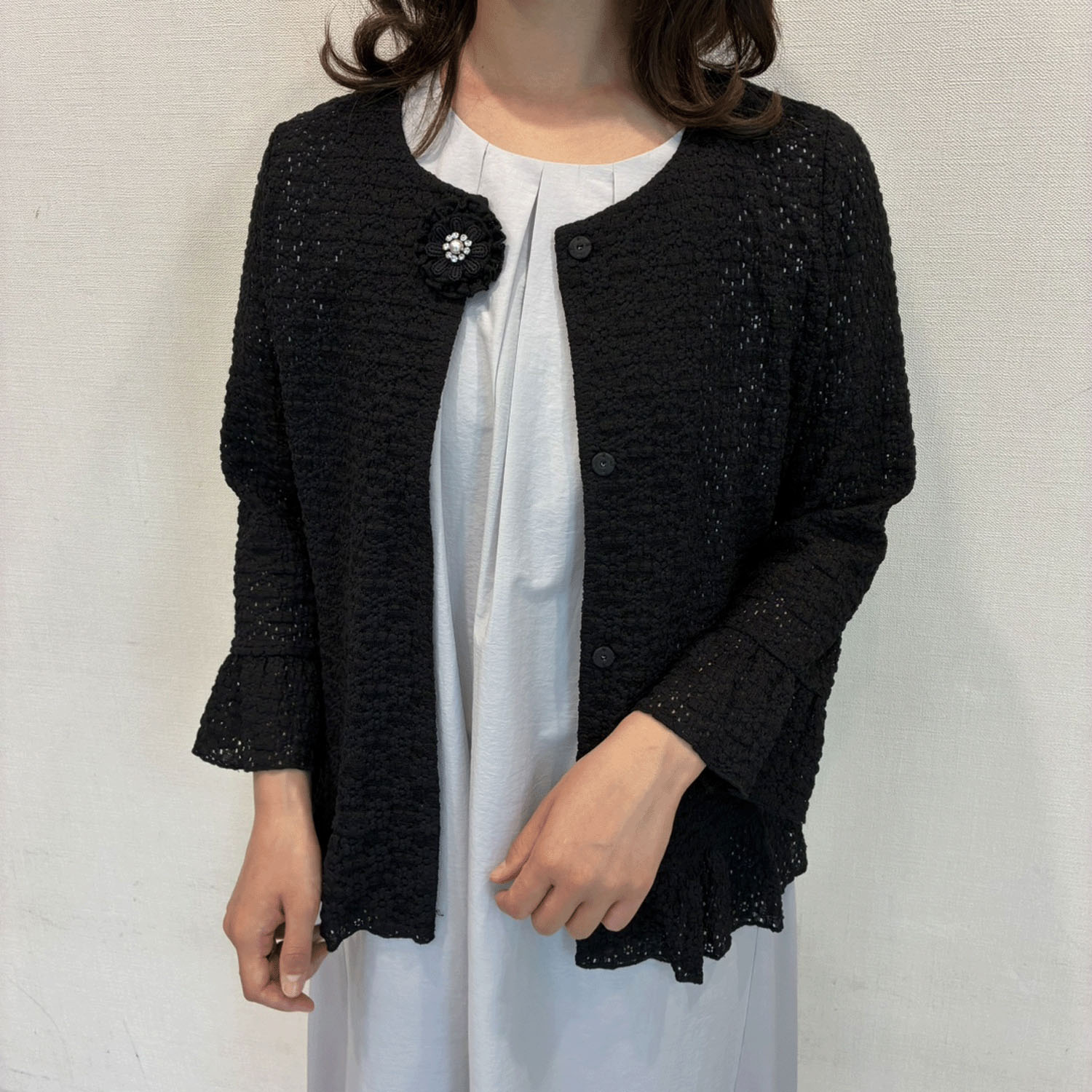 Super Beauty 伸縮素材コサージュ付ノーカラージャケット