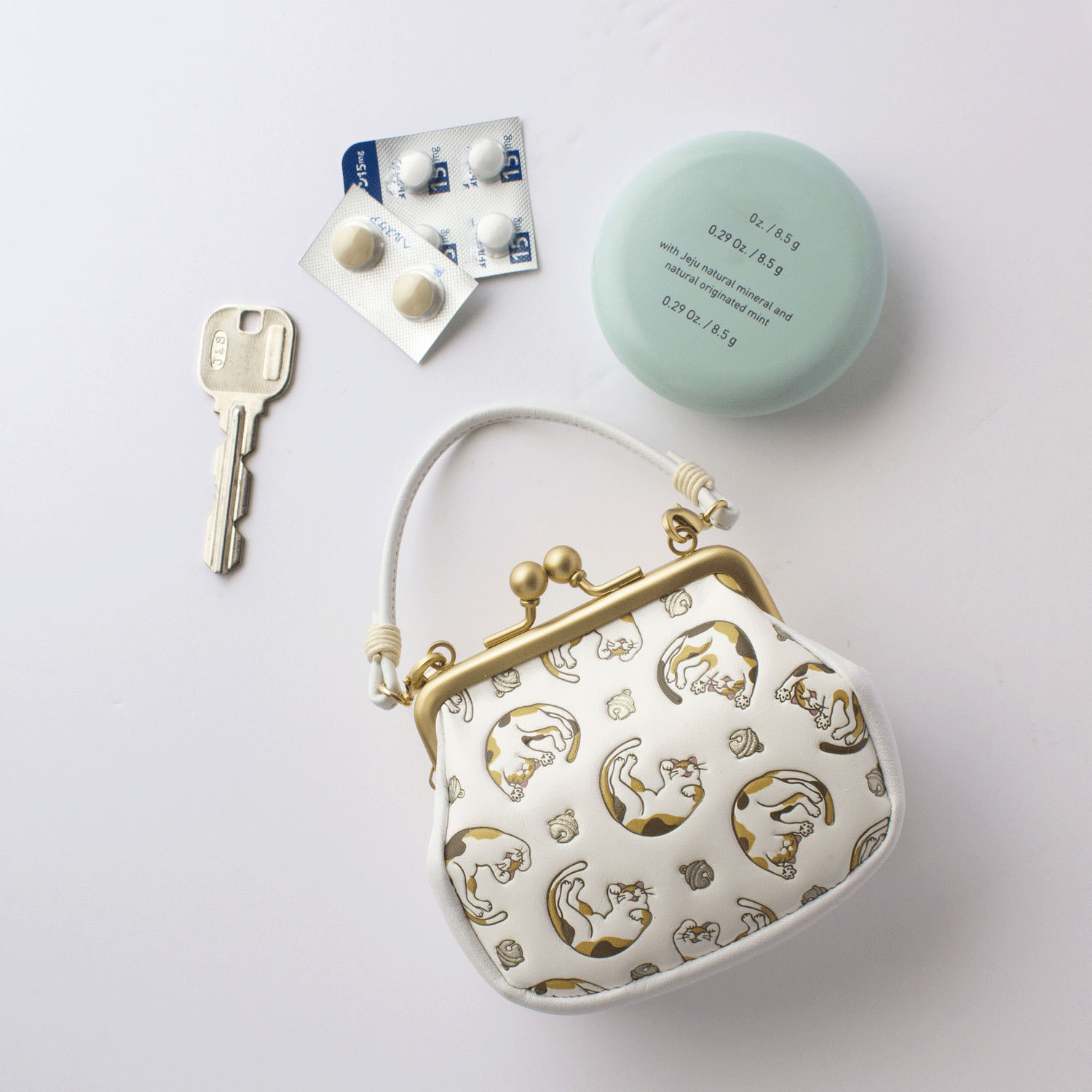 【取り寄せ商品】  浅草文庫 猫柄手紐付がま