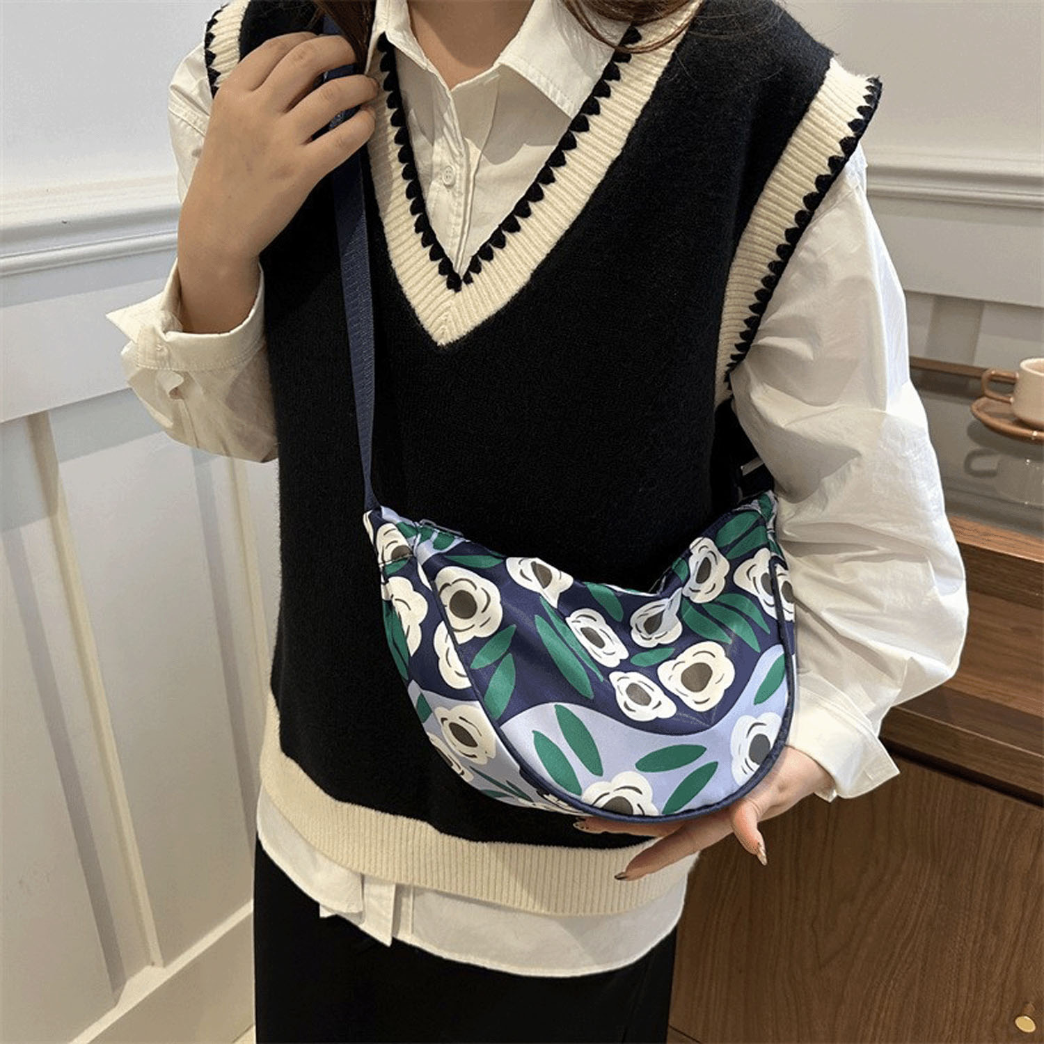 柄ものハーフムーン型ショルダーバッグ - 画像1