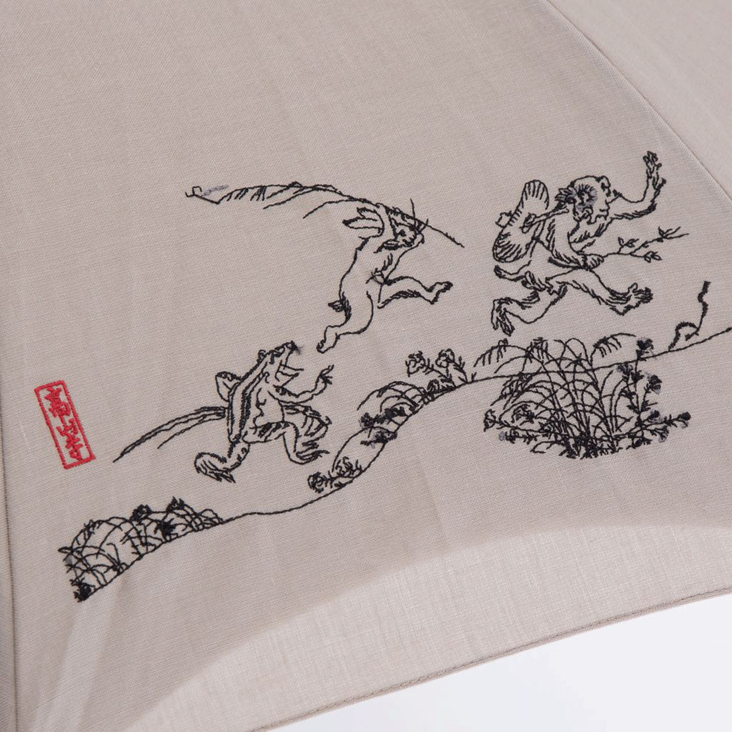 【日本製】 完全遮光 （晴雨兼用）女優日傘 「鳥獣戯画刺繍かわず張り」ショート長傘 - 画像4