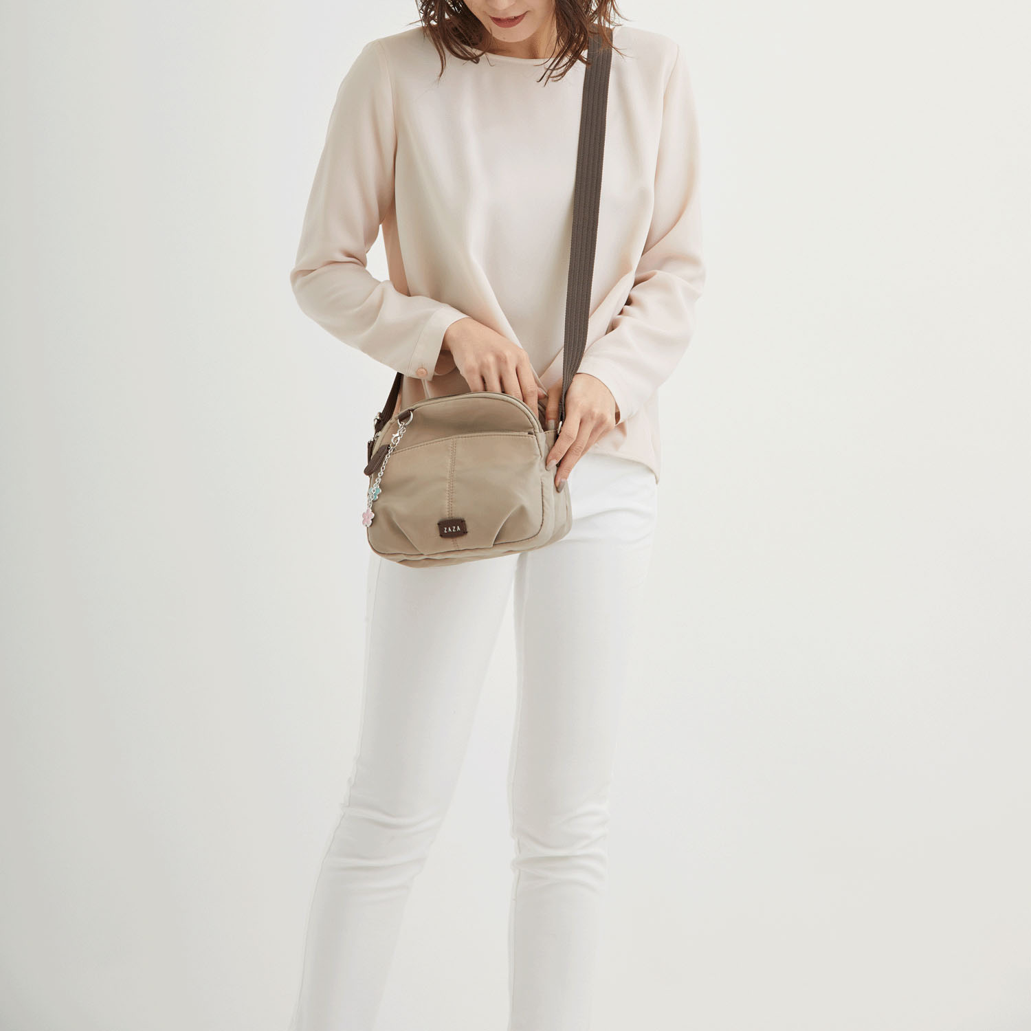 花チャーム付ツイルナイロンショルダーバッグ - 画像1