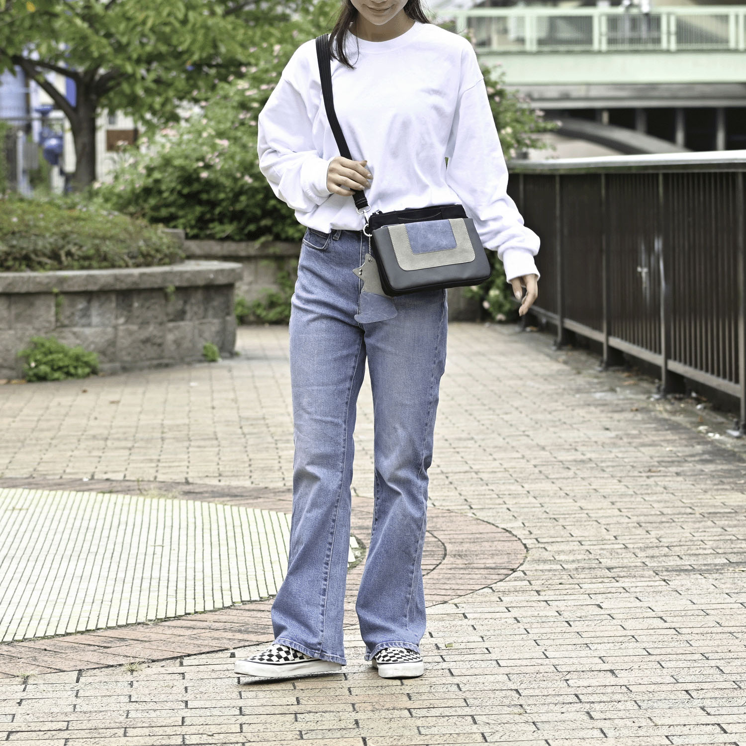 猫チャーム付きショルダーバッグ - 画像1