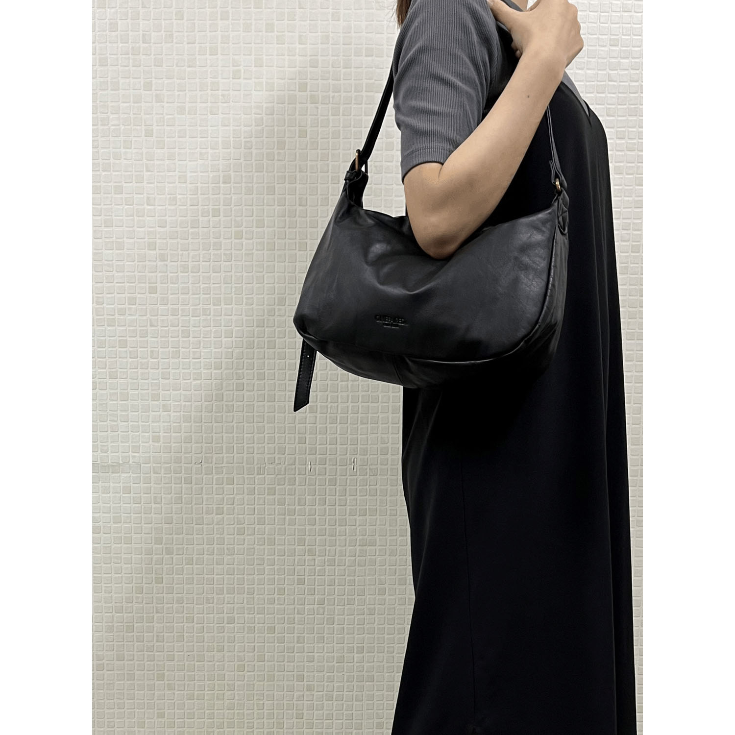 ONE PAIRED（ワンペアード） 牛革撥水ショルダーバッグ - 画像1