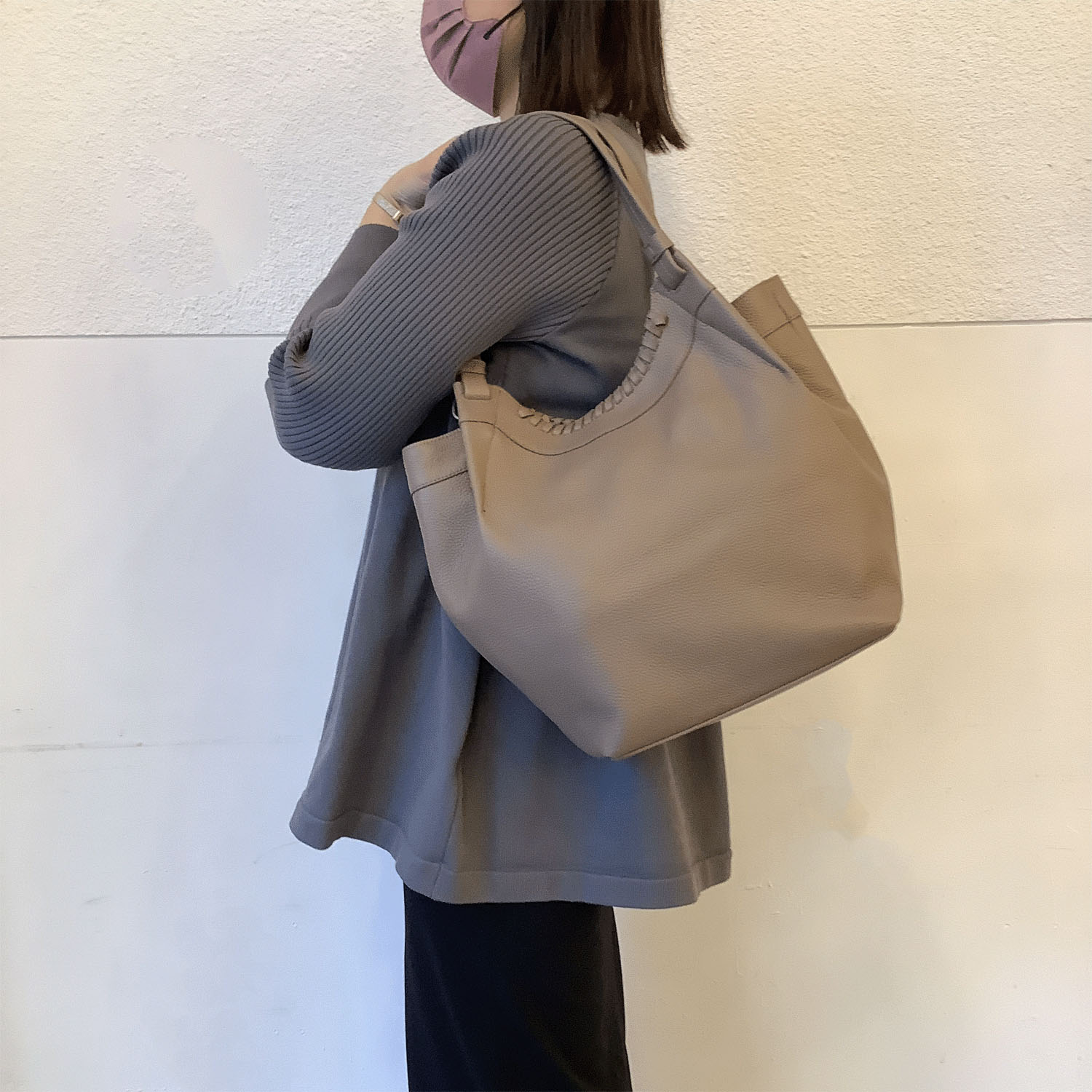 BEAURE オーバーロックバルーントートバッグ - 画像1