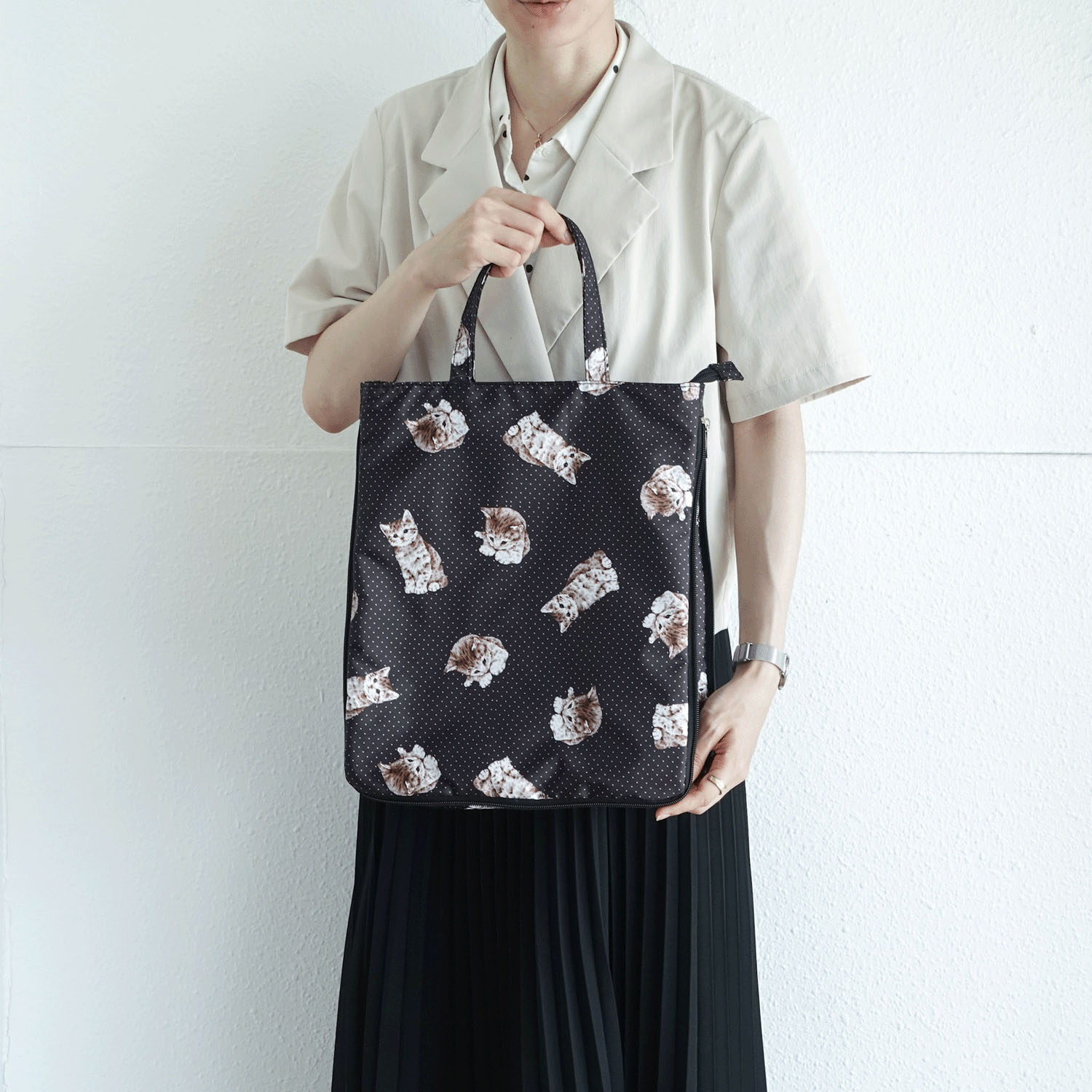 【エトワール別注柄】ドットネコ柄A4拡張縦型バッグ - 画像1