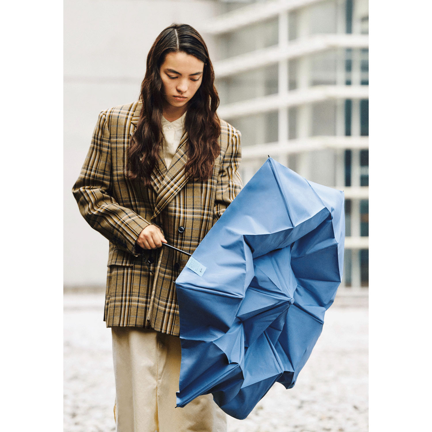 【形状記憶仕様、畳みにくさを軽減！】 【because】 オールウェザースマートプレーン折傘