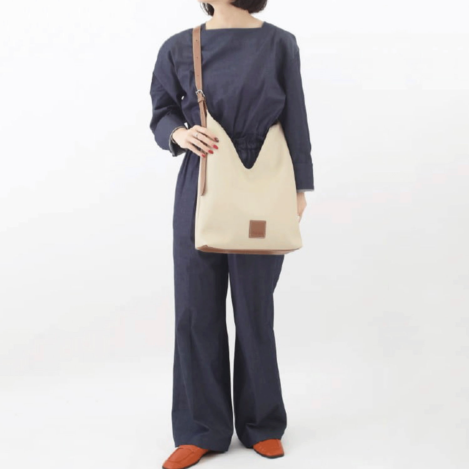 Lagato Largo  V－Shaped A4ショルダーバッグ