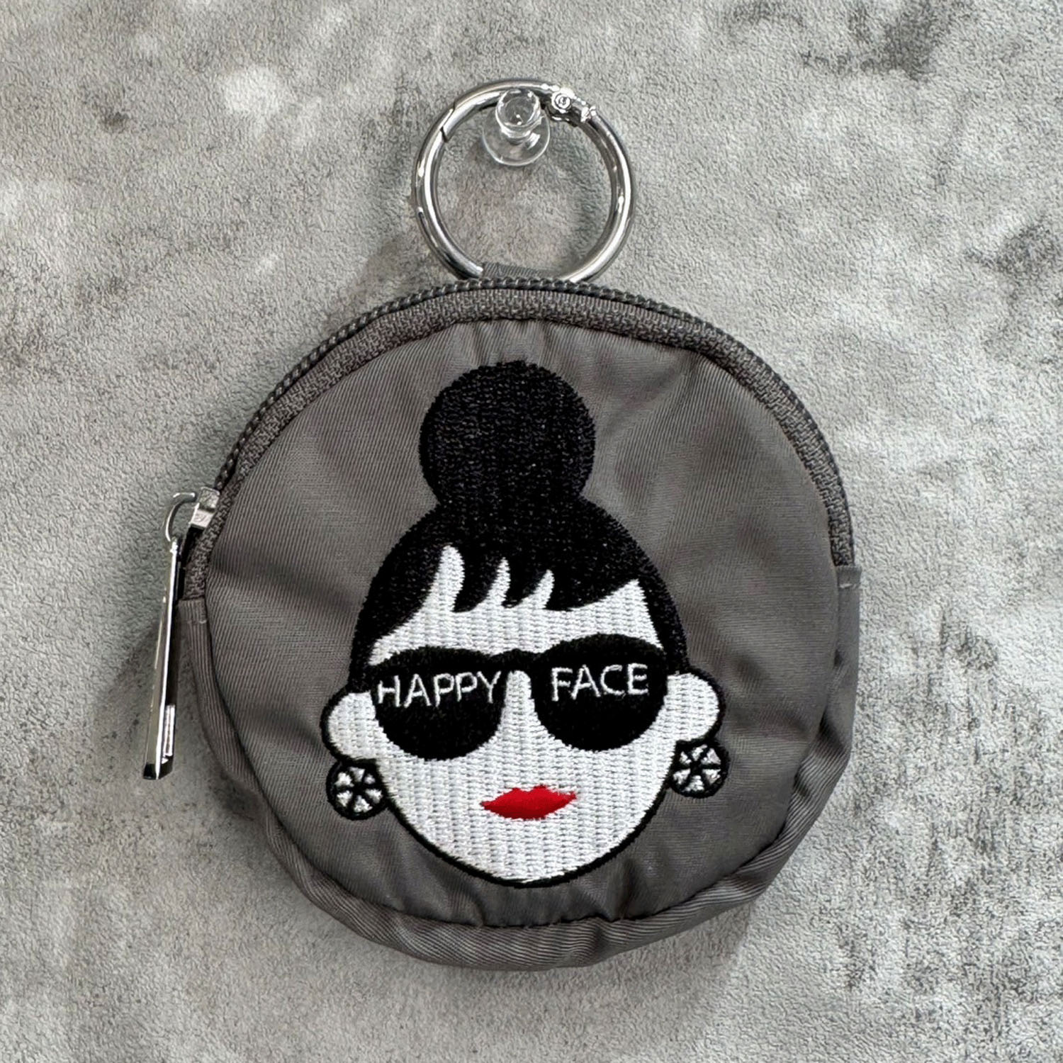 HAPPY FACE レディ・エマ 刺繍丸型ポーチ - 画像1