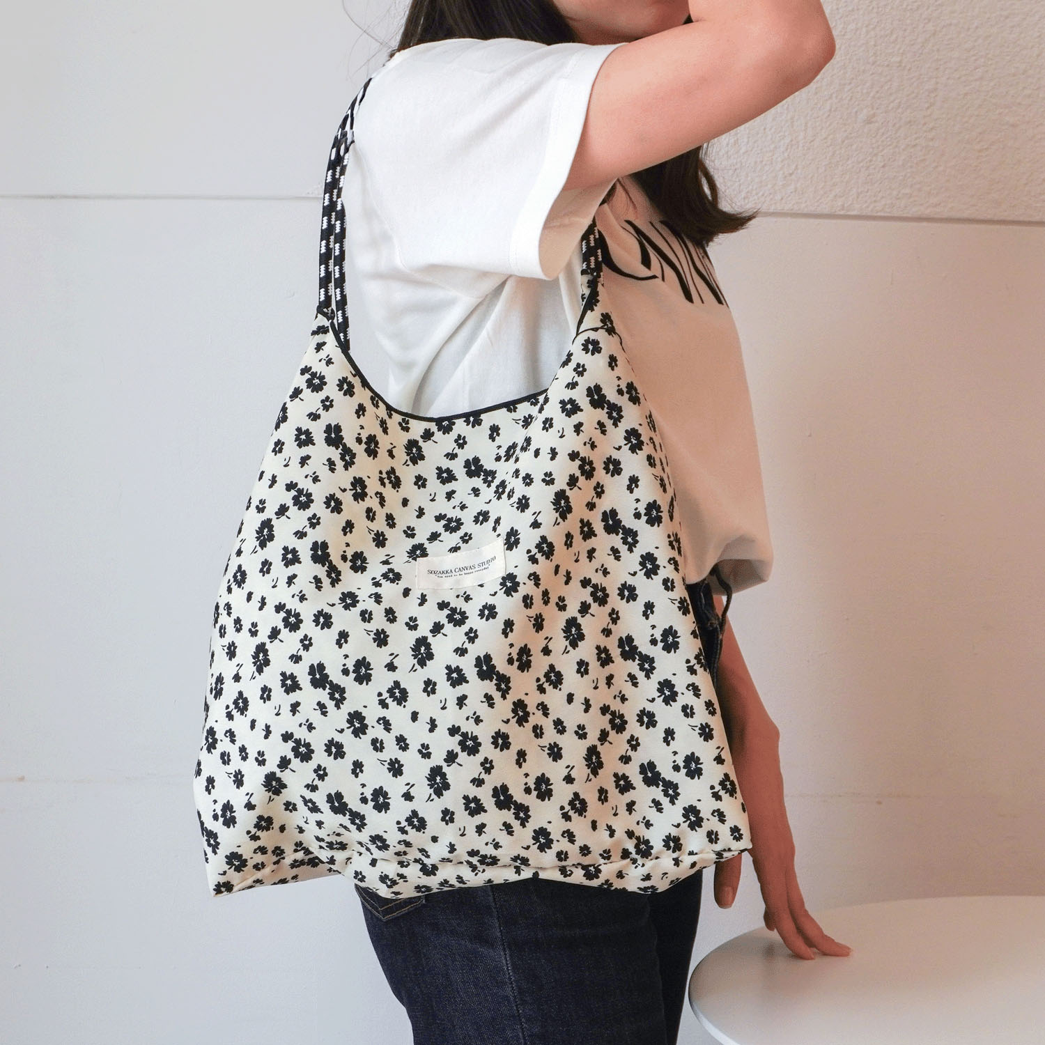 【72－00と82－00はエトワール別注柄】プリント2WAYバッグ - 画像3