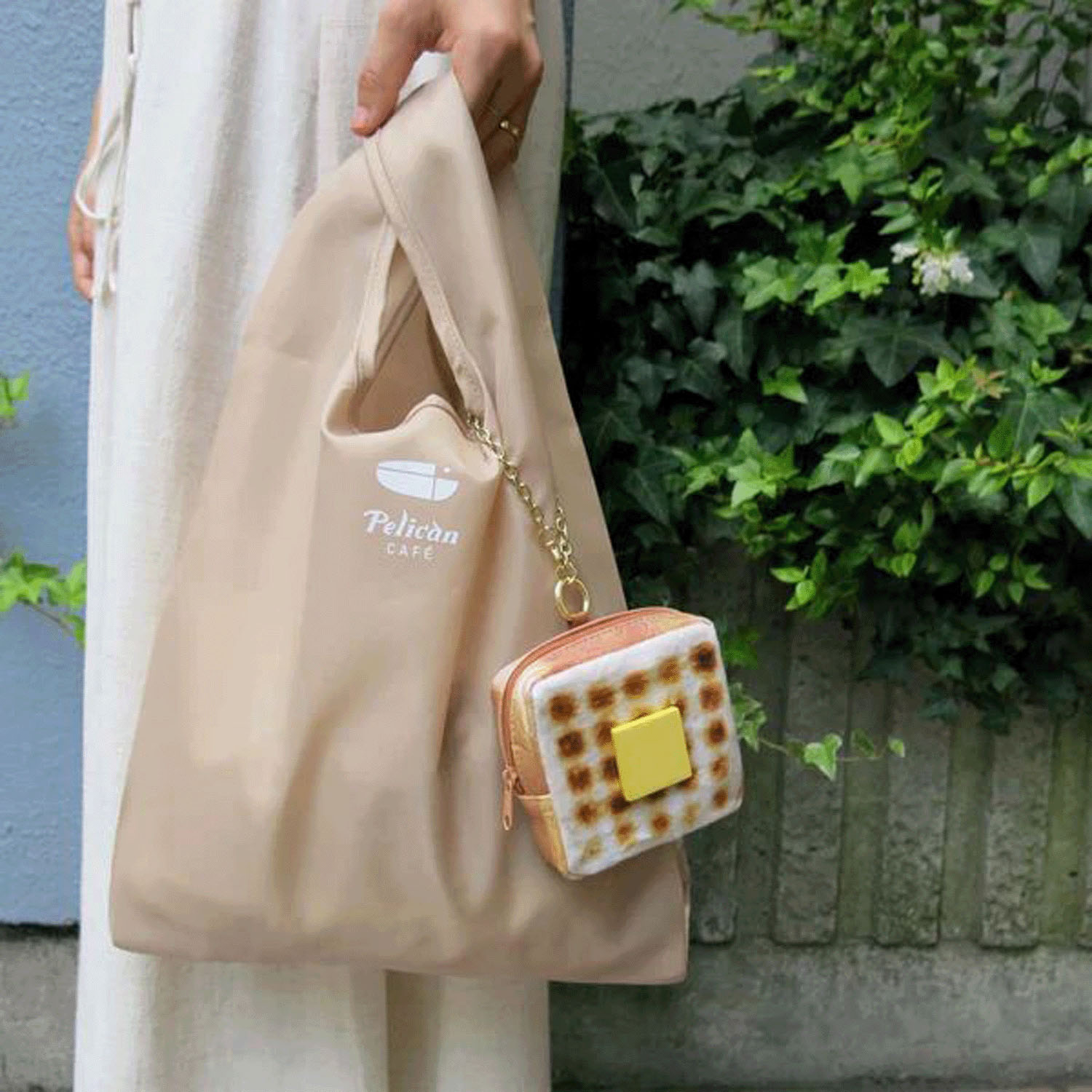 【MYUUAミューア】 ペリカン トーストエコバッグ入りポーチ - 画像1