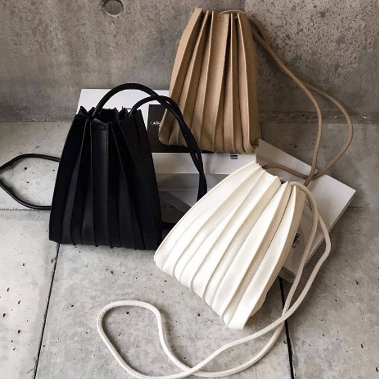 プリーツデザインスマホショルダー - 画像1