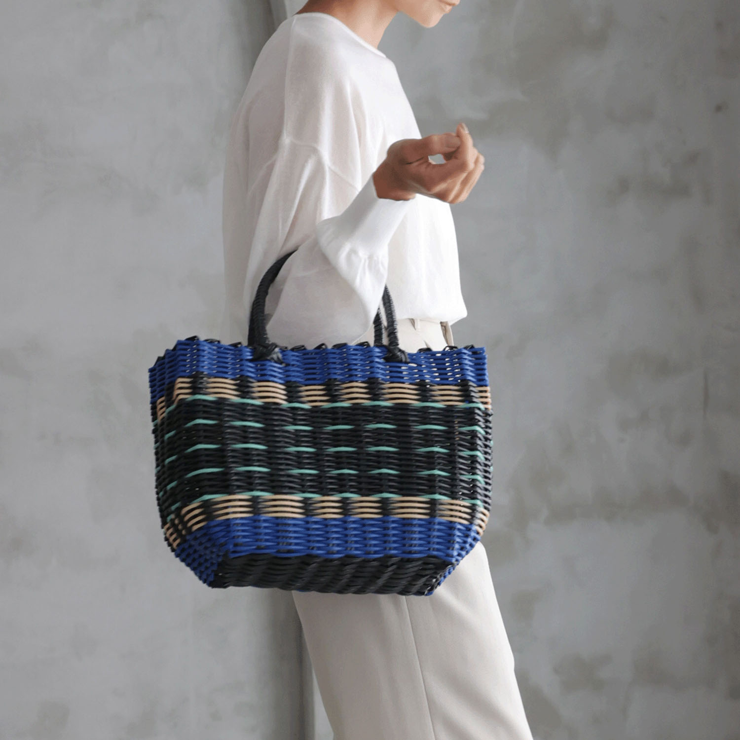 色の組み合わせが楽しいレジャーにぴったりなパーチャスバッグ - 画像15