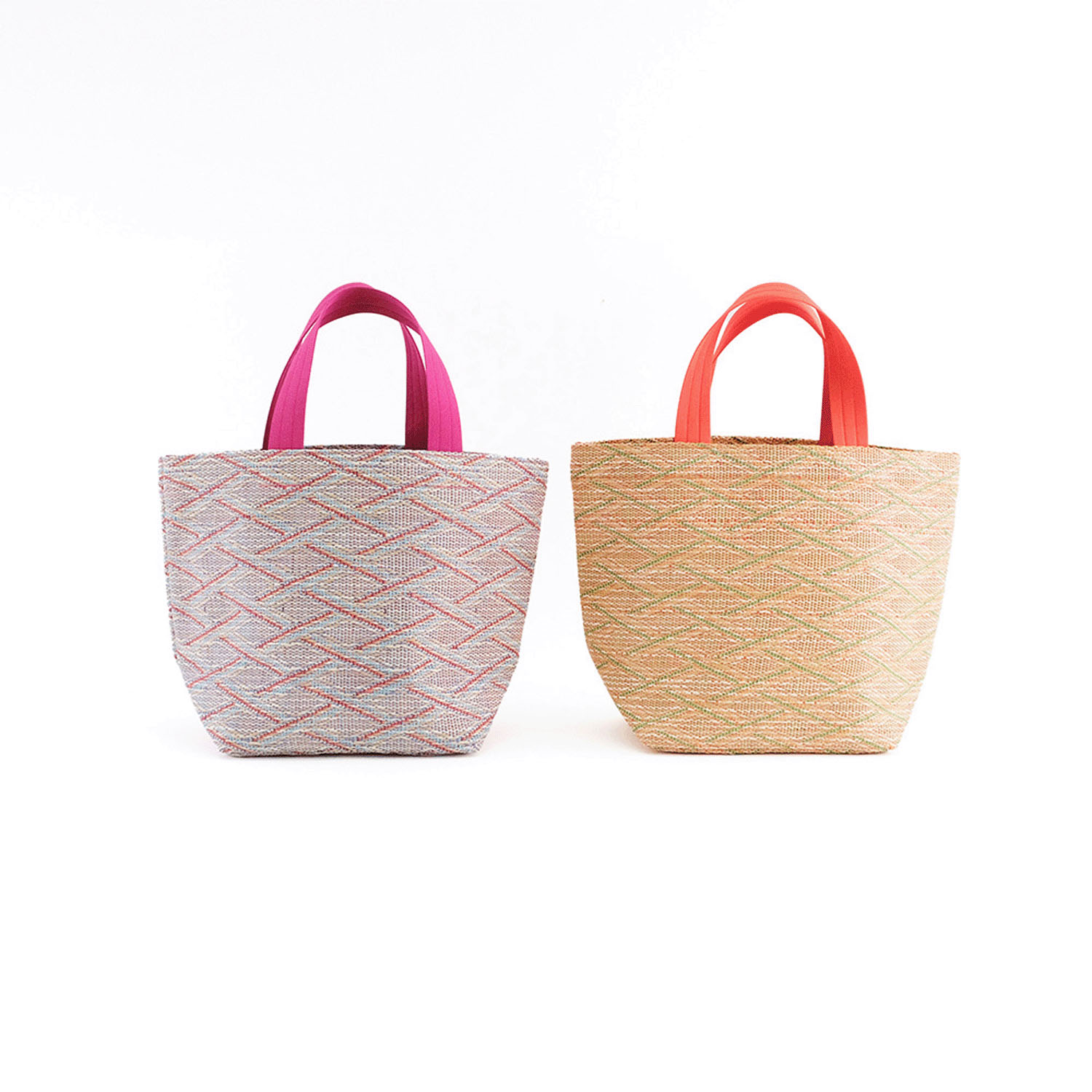 レジャーのお供にぴったりの 色鮮やかなトートバッグS