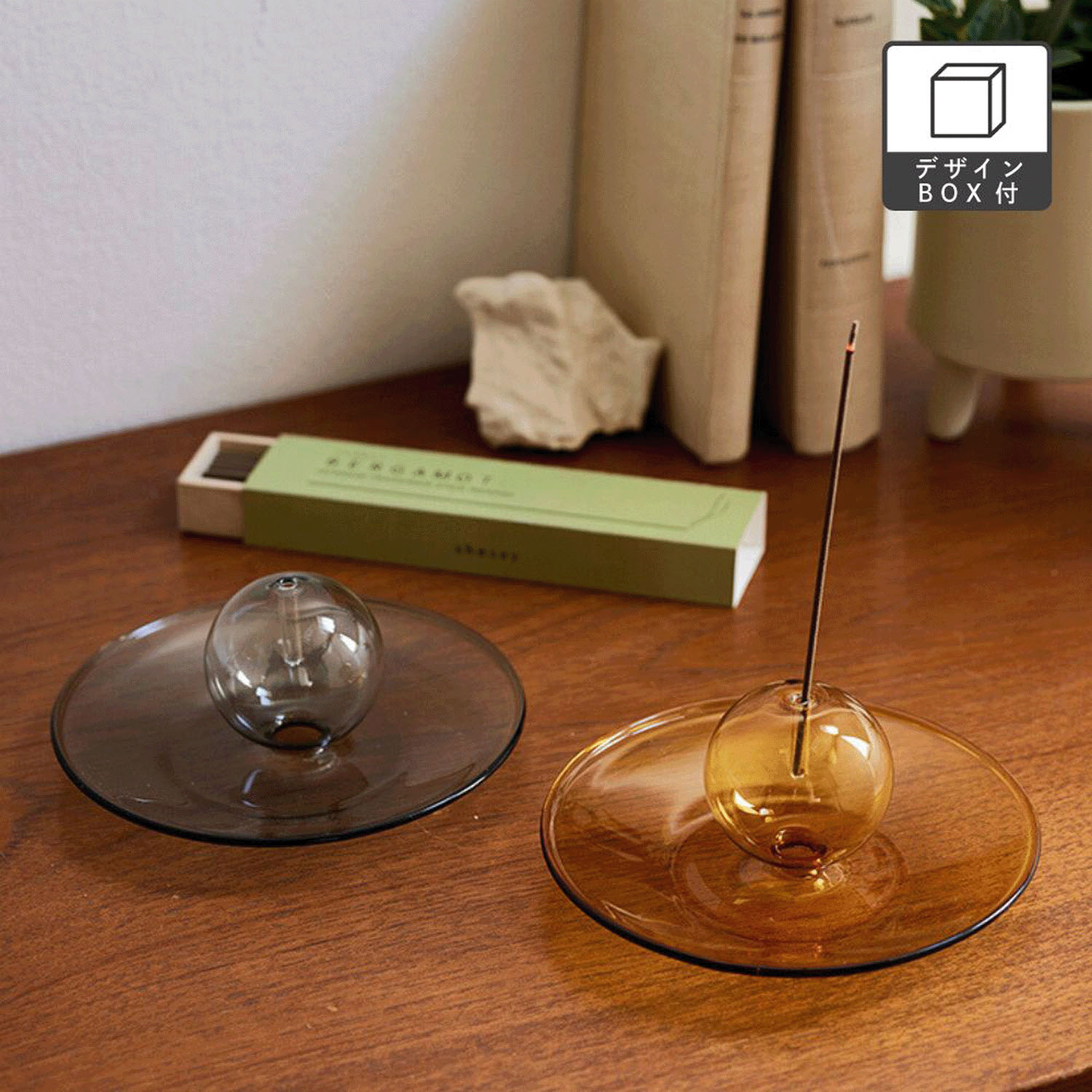 落ちる灰を受け止めるガラスの香立て - 画像1