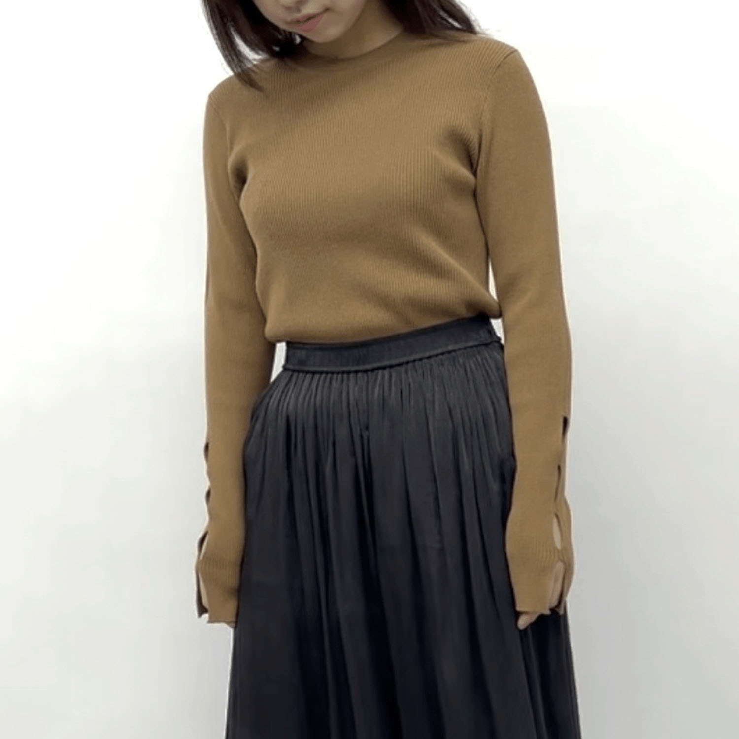 cloche 袖スリットクルーネックリブニットトップス - 画像1