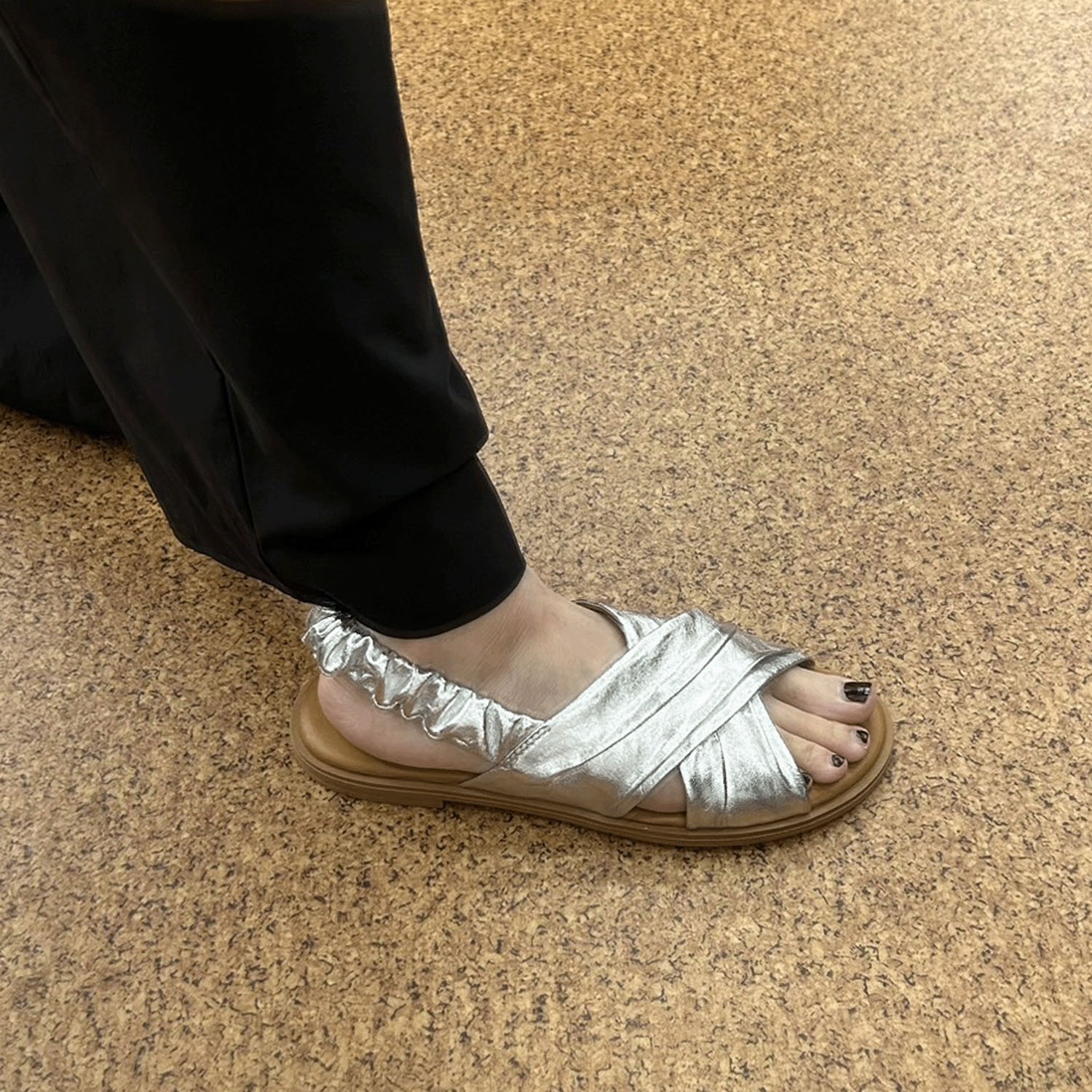 BARI ギャザーストラップサンダル - 画像4