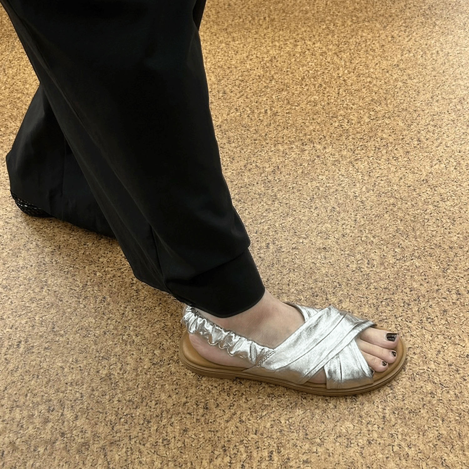 BARI ギャザーストラップサンダル - 画像5