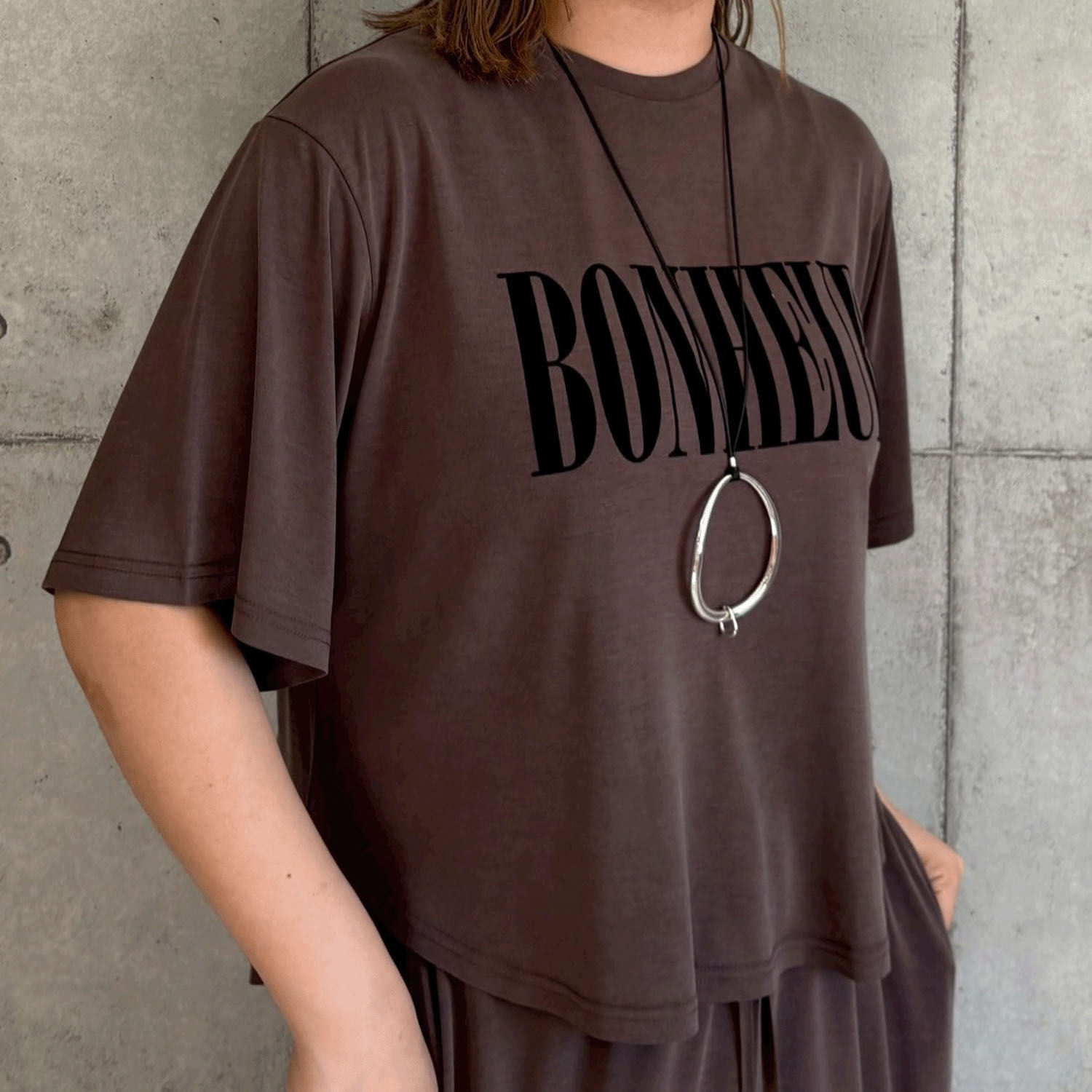 【InstaLive】ROSIEE ソフトな風合いフロッキープリントTシャツ - 画像2