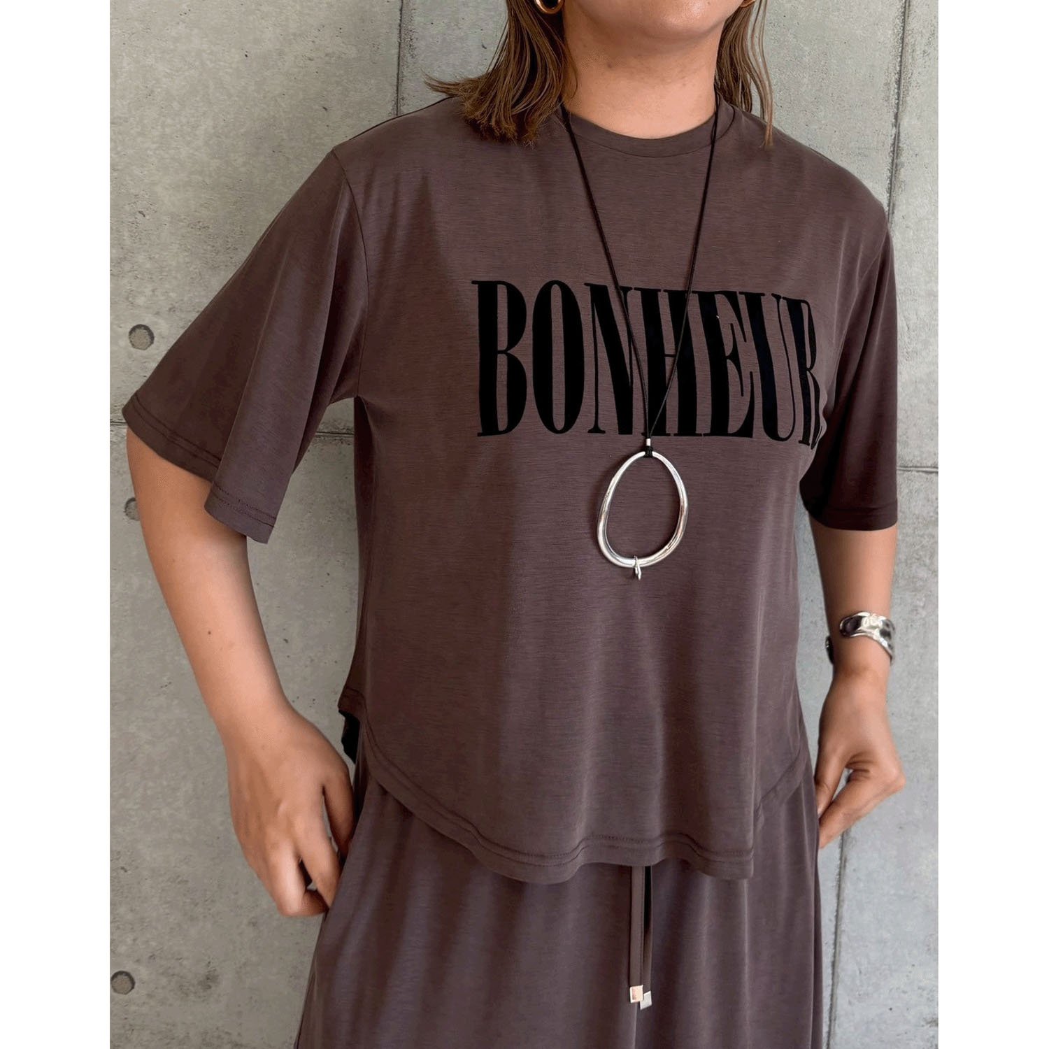 【InstaLive】ROSIEE ソフトな風合いフロッキープリントTシャツ - 画像1