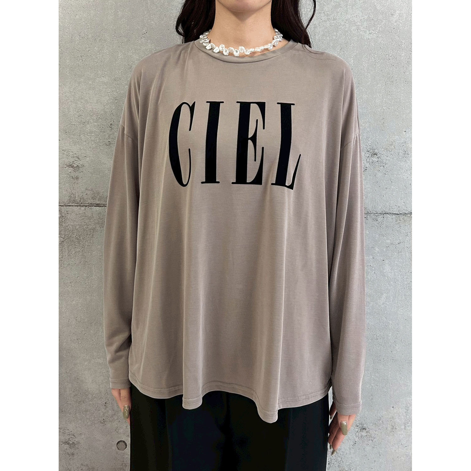 ROSIEE ソフトな風合いフロッキープリントTシャツ - 画像14