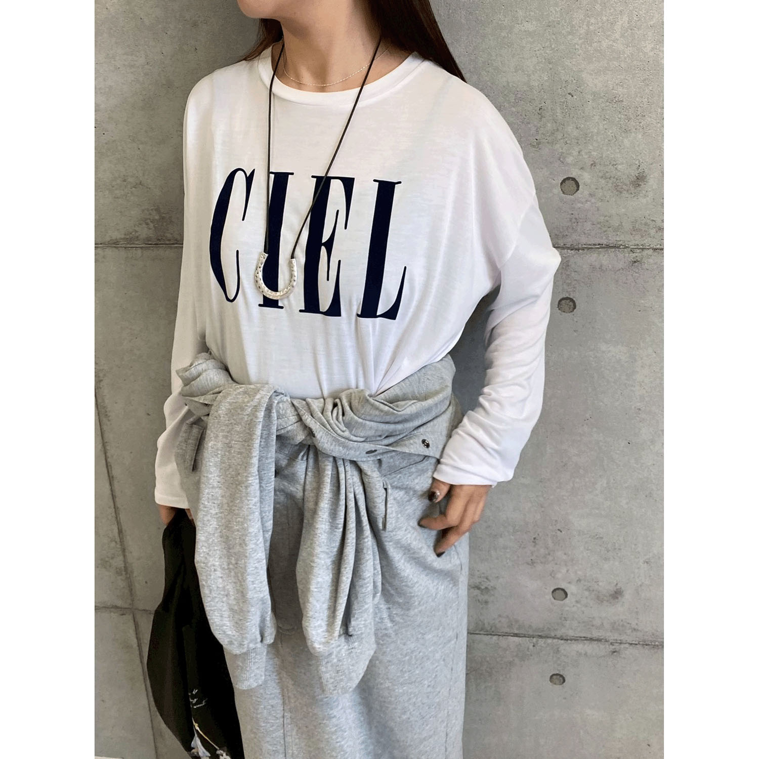 ROSIEE ソフトな風合いフロッキープリントTシャツ - 画像3