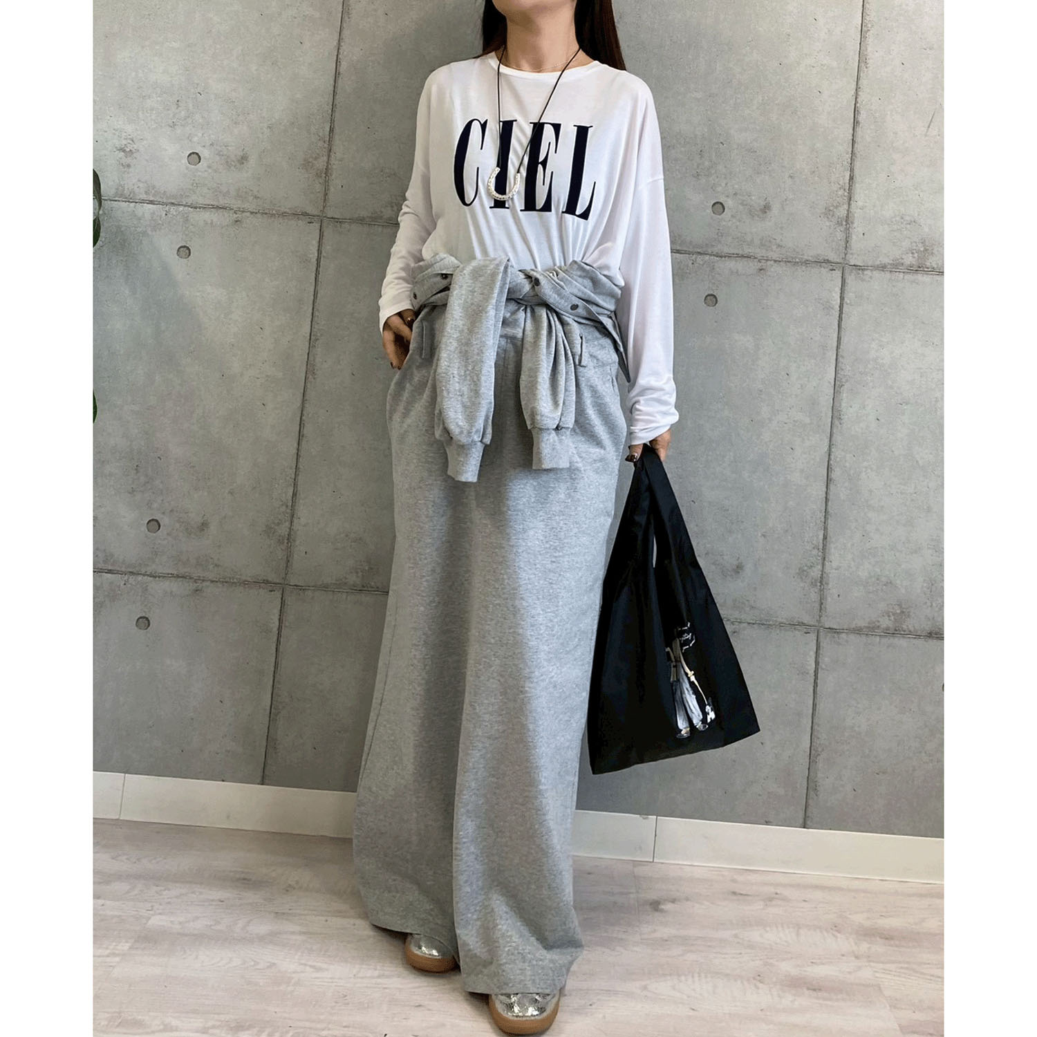 ROSIEE ソフトな風合いフロッキープリントTシャツ - 画像4