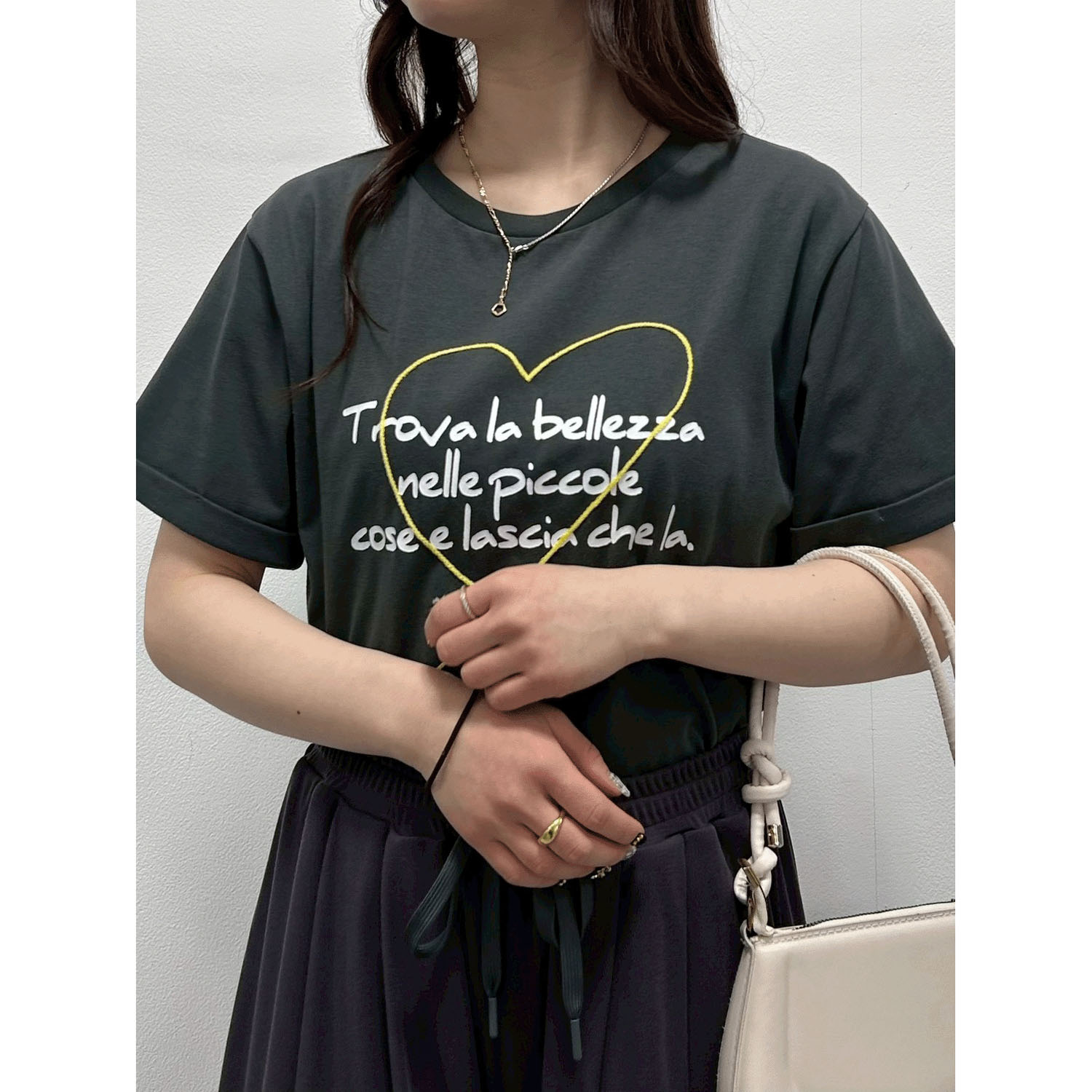 ROSIEE ハート刺繍×手書き風ロゴプリントTシャツ - 画像21