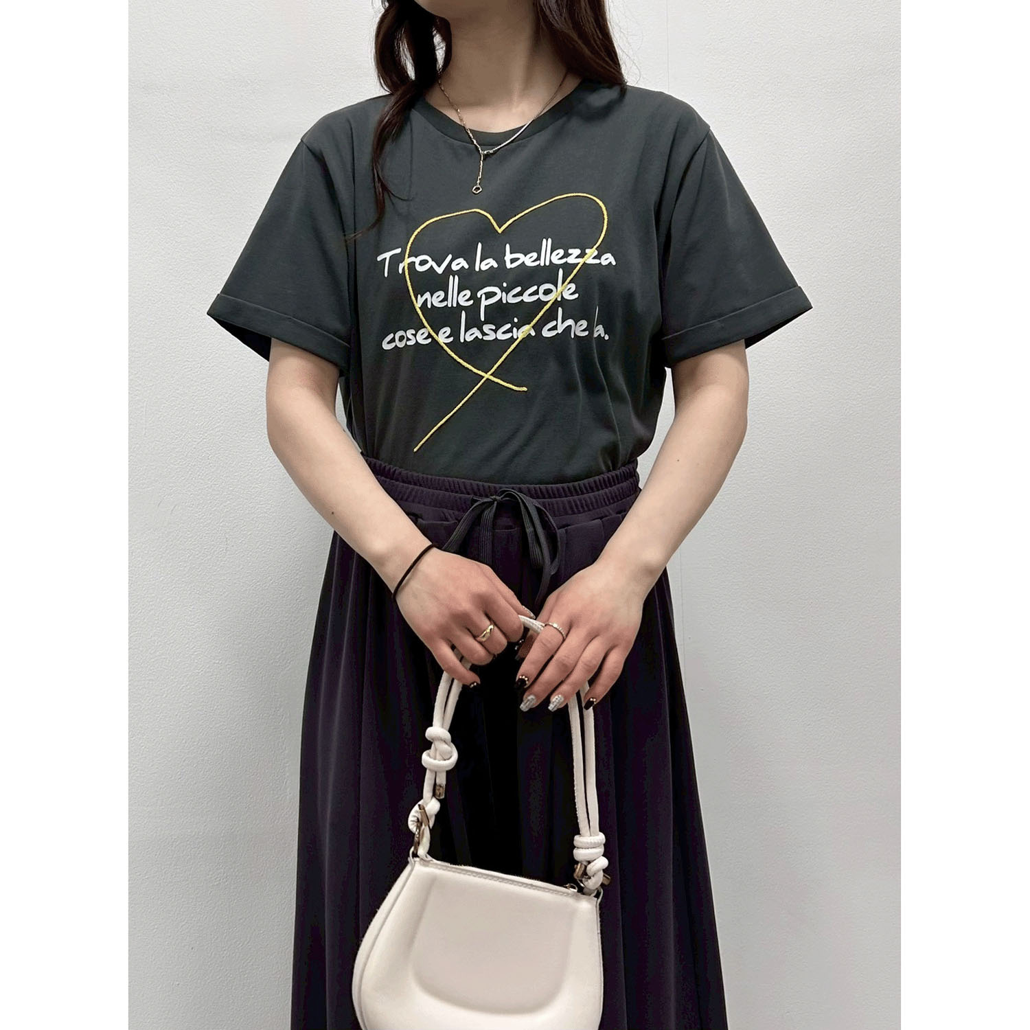 ROSIEE ハート刺繍×手書き風ロゴプリントTシャツ - 画像22