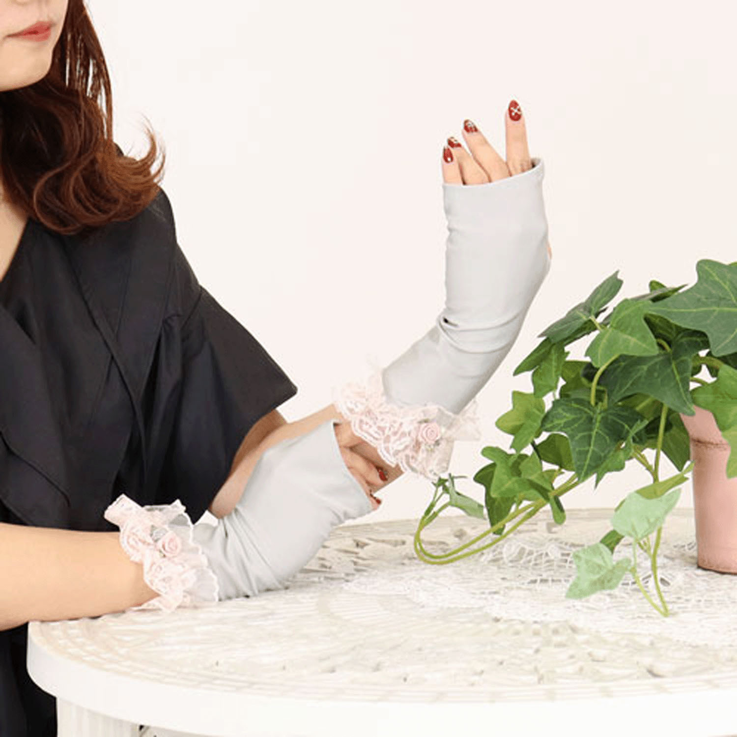 レースフリルバラ付UVショート手袋 - 画像2