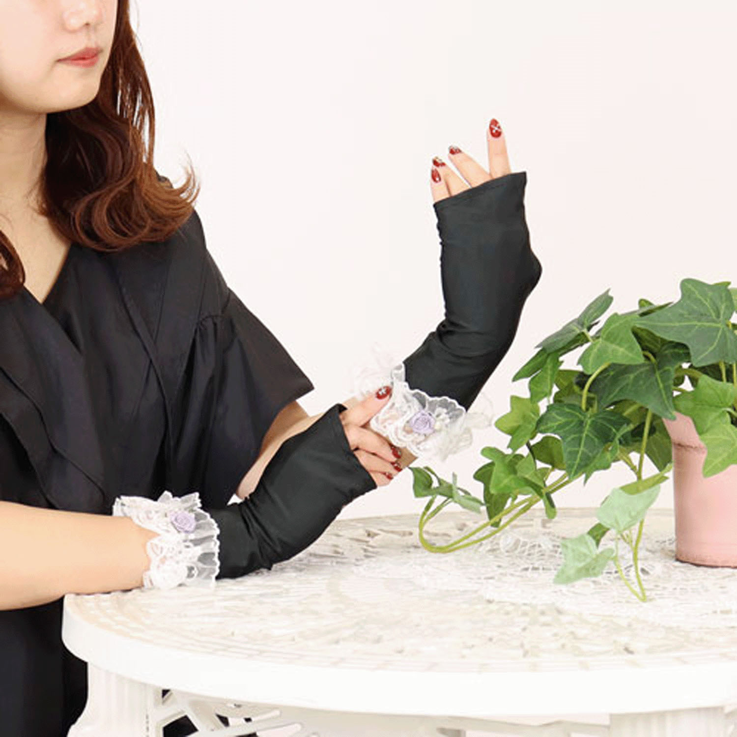 レースフリルバラ付UVショート手袋 - 画像3