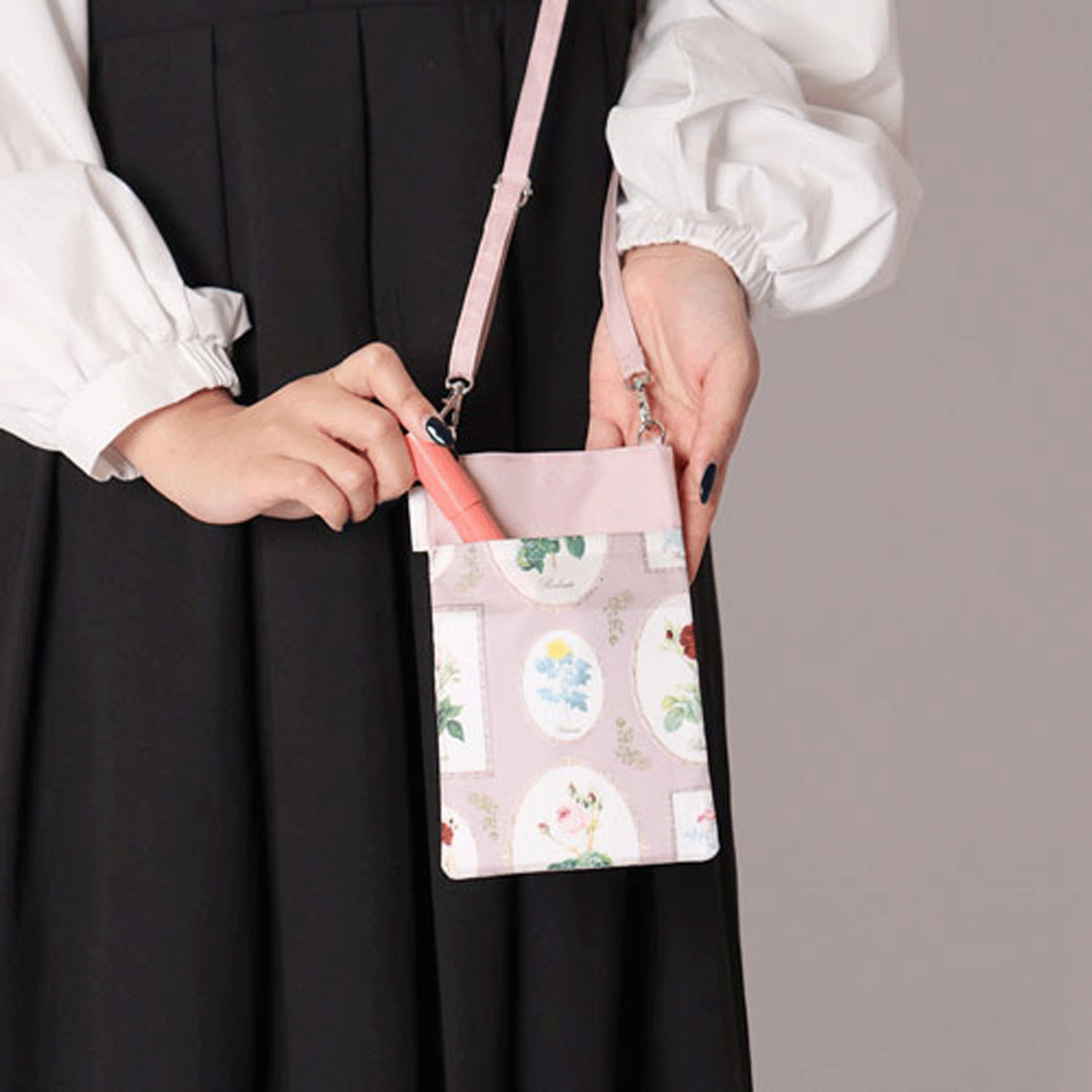 ルドゥーテ フレーム柄リボン付き スマホポシェット - 画像2